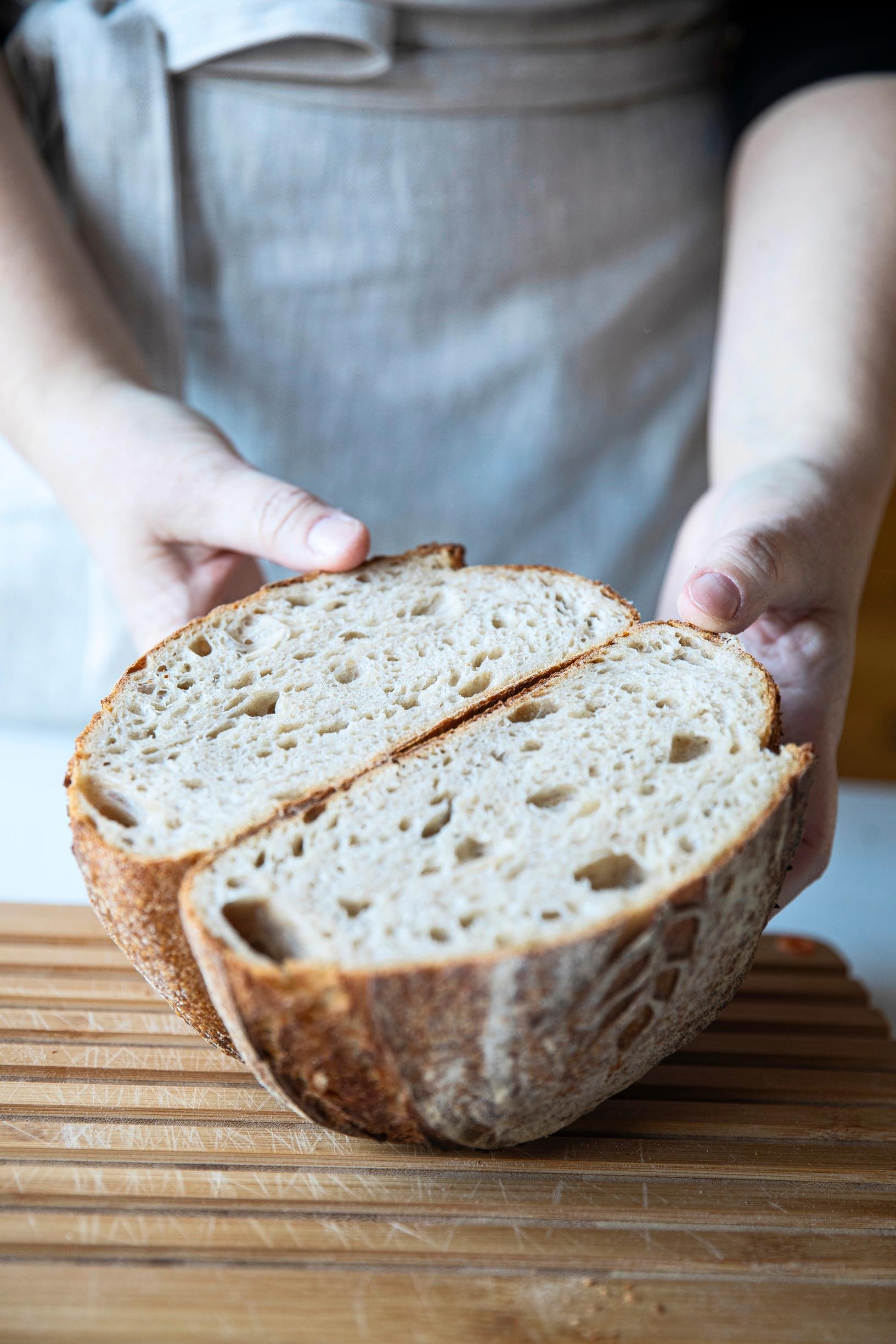 Halkaistu hapanjuurileipä.