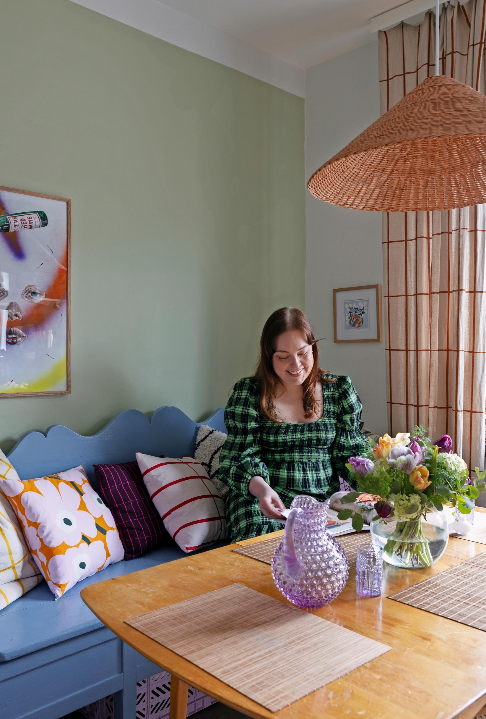 Laura Helminen istuu puusohvalla
