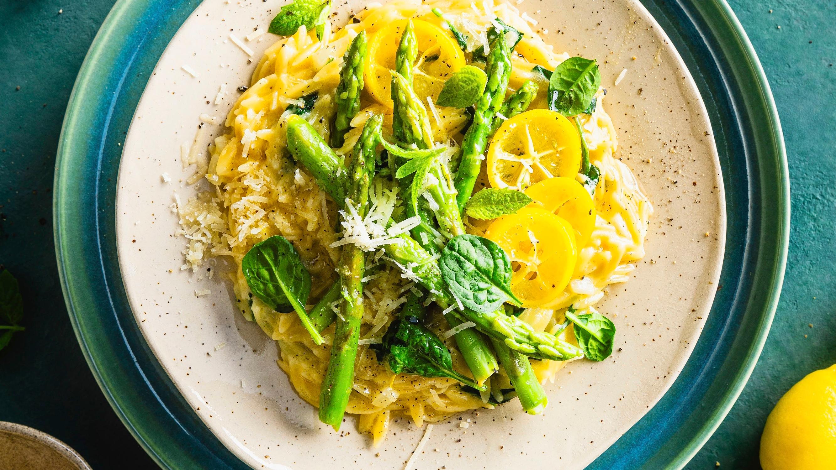 Orzo-pastarisotto on keväinen ruokasuosikki! Hauduta orzo-pastasta risoton tapaan sitruunainen pasta primavera
