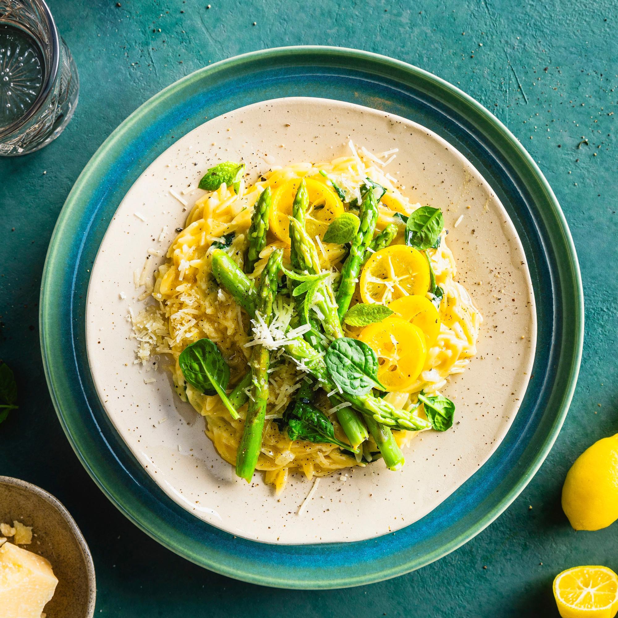 Orzo-pastarisotto on keväinen ruokasuosikki! Hauduta orzo-pastasta risoton tapaan sitruunainen pasta primavera