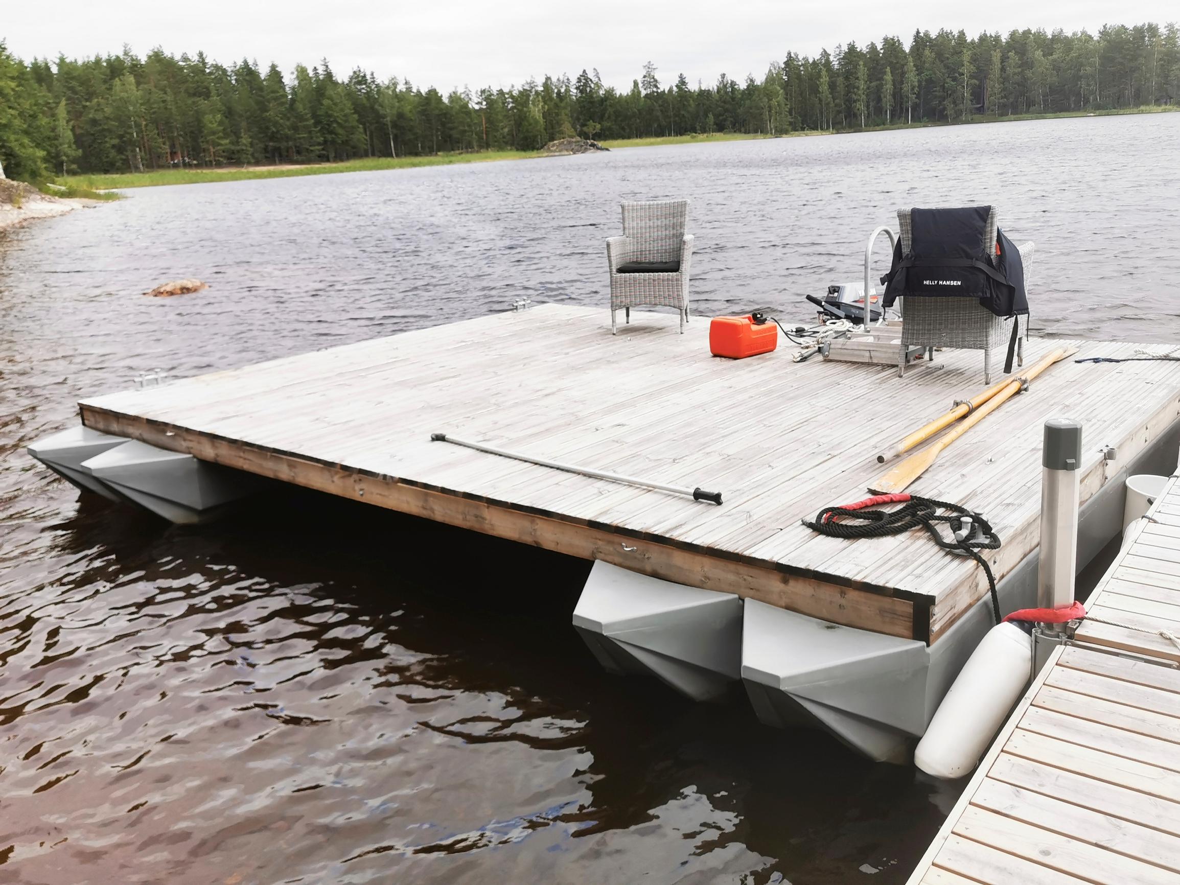 saunalautta ilman saunaa, alla ponttonit, päällä tuolit
