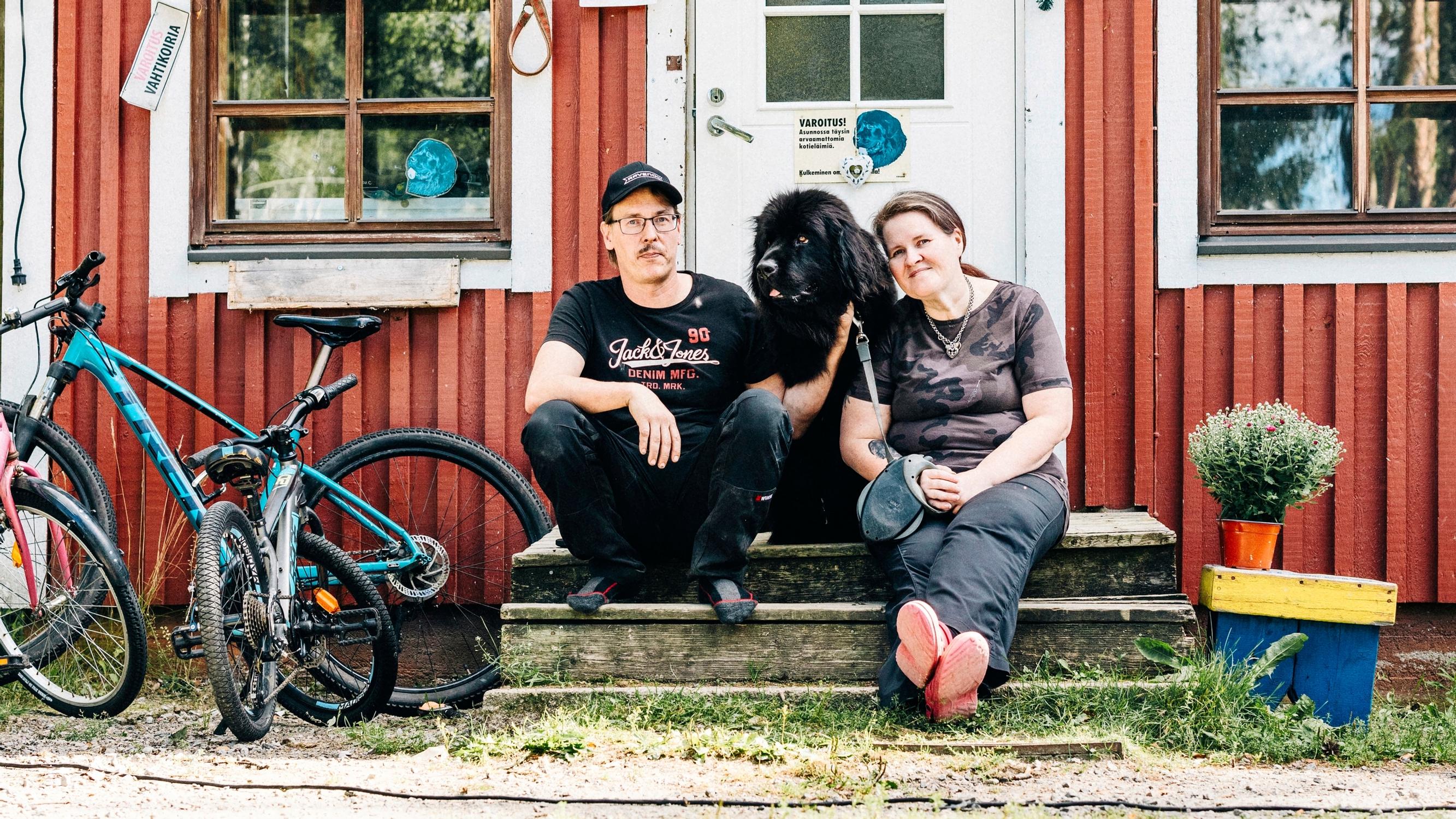 Heidillä ja Samilla on yhteinen palkkatili ja pankkikortti: ”Kun on lapsia ja yhteinen elämä, myös rahat jaetaan”