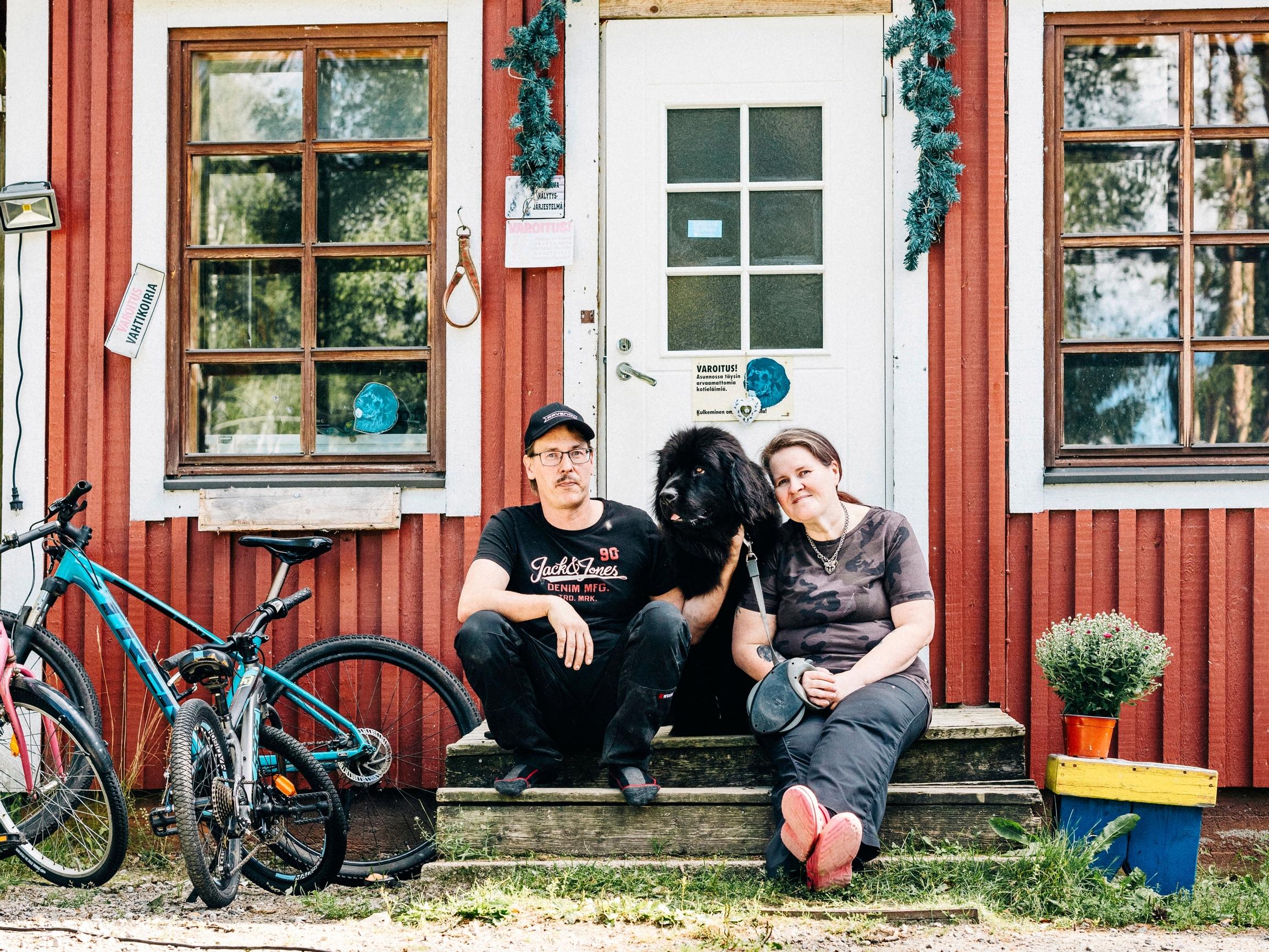 Heidillä ja Samilla on yhteinen palkkatili ja pankkikortti: ”Kun on lapsia ja yhteinen elämä, myös rahat jaetaan”