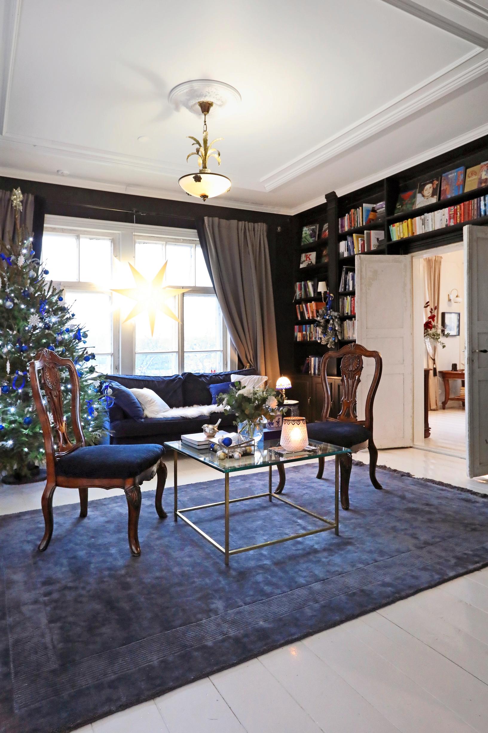 Vanhan ratsutilan kirjastohuone