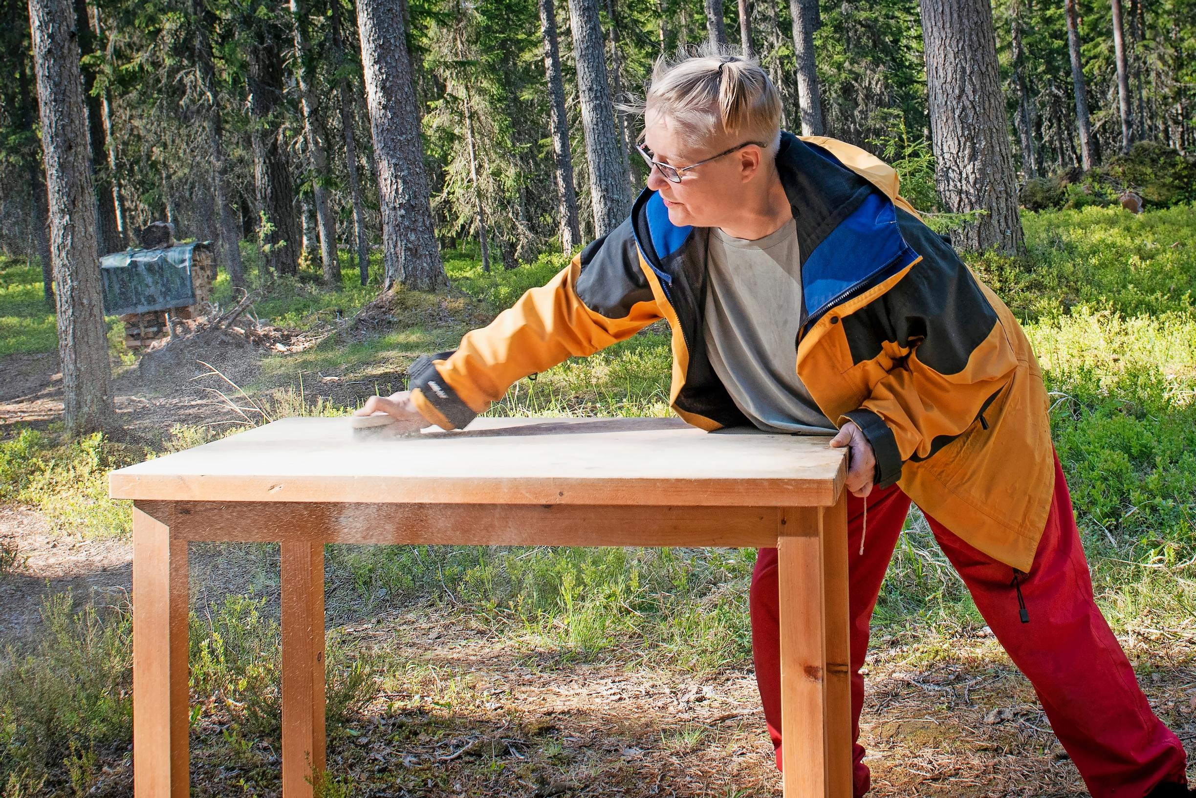 Sanna hioo pöydän kantta