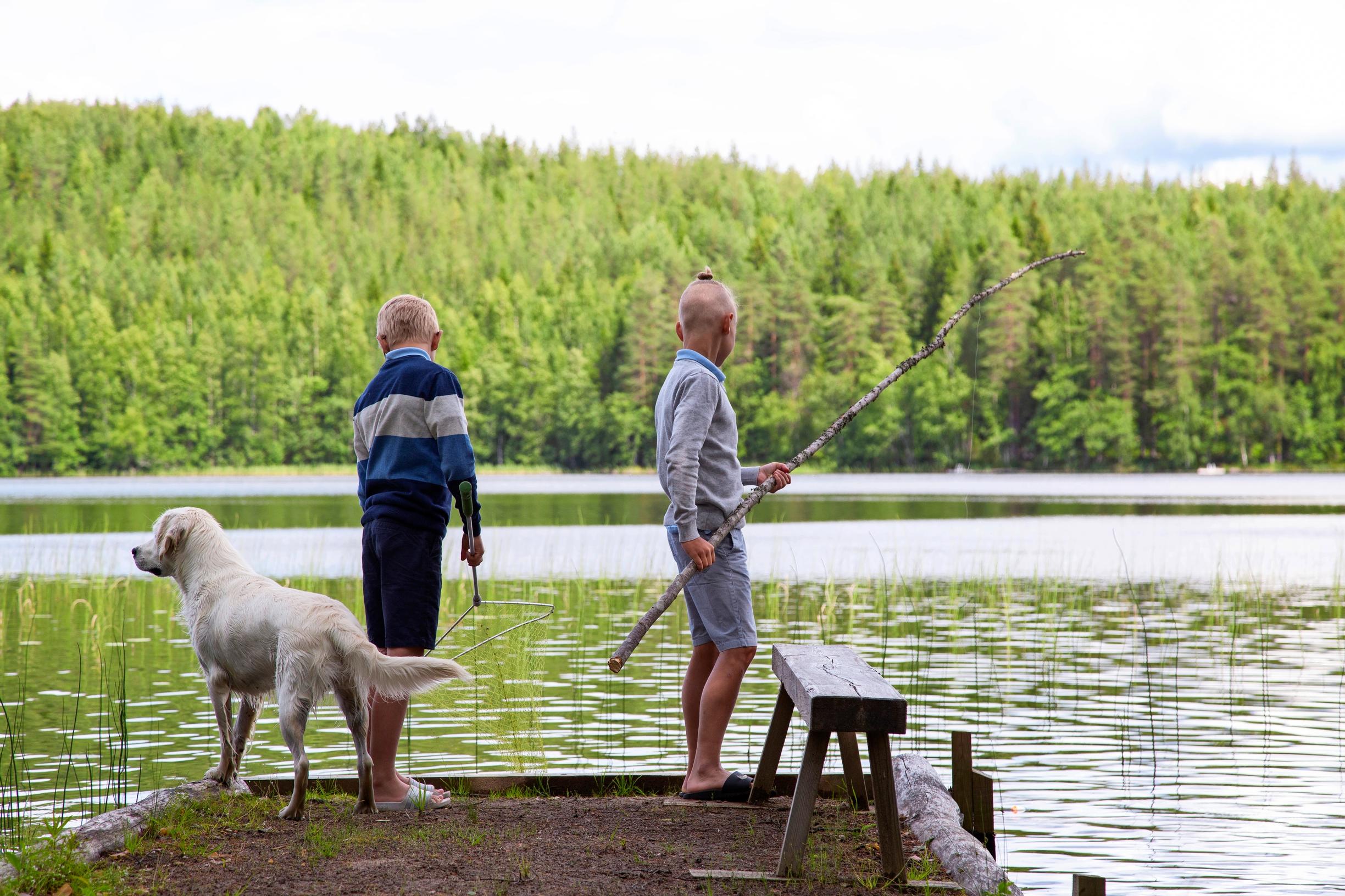 Pojat ja Lyydi-koira kalassa