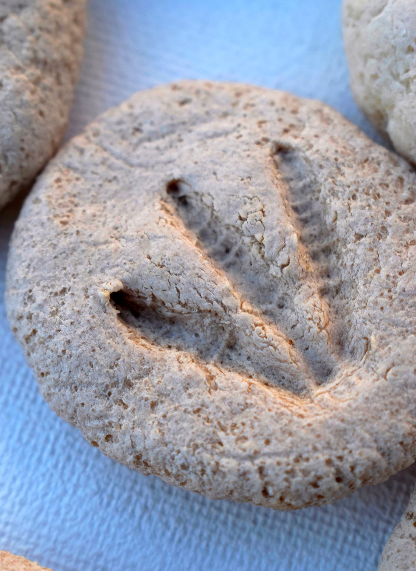 Taikataikinaan painettu jalanjälki