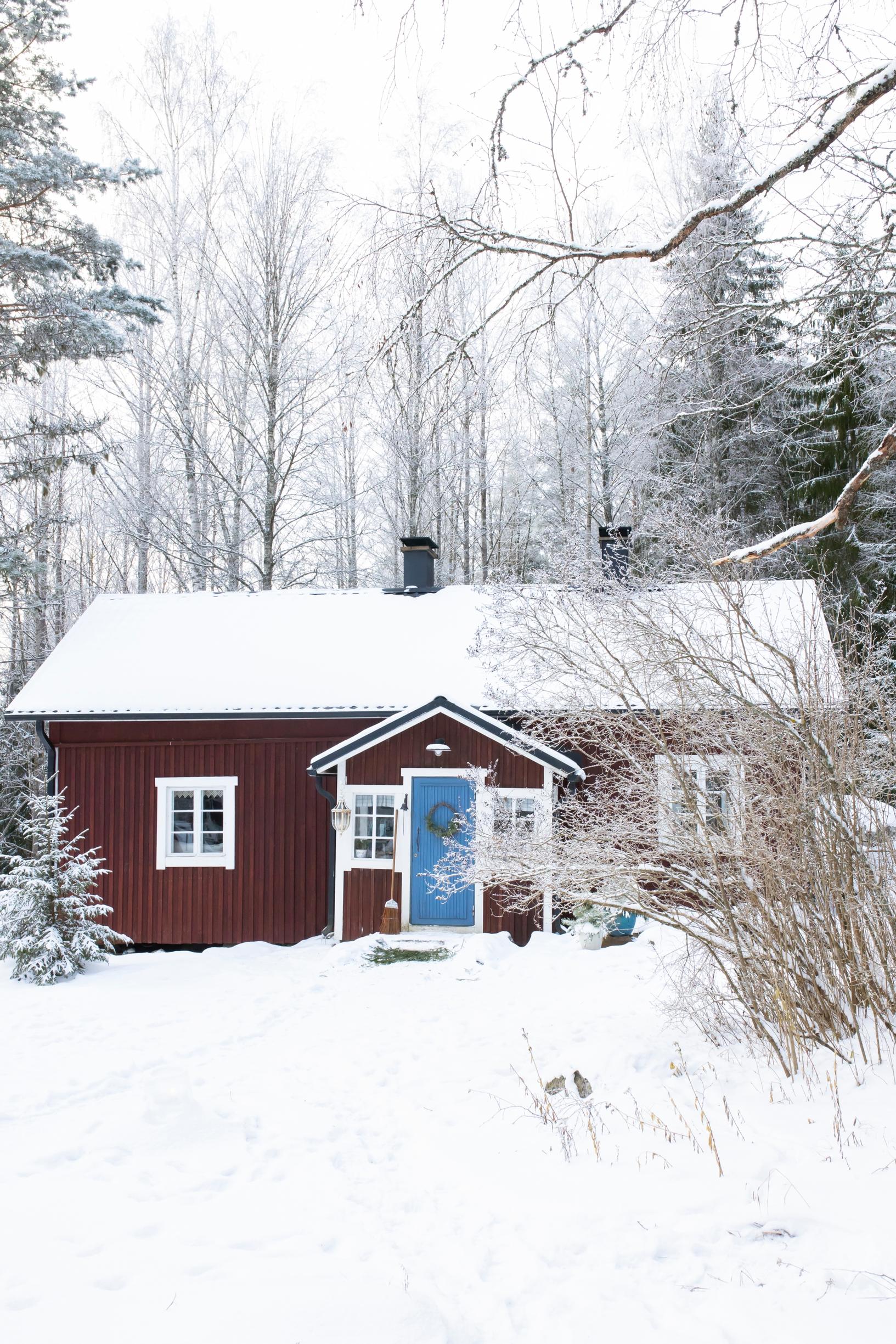 Punamultamaalilla maalattu punainen torppa