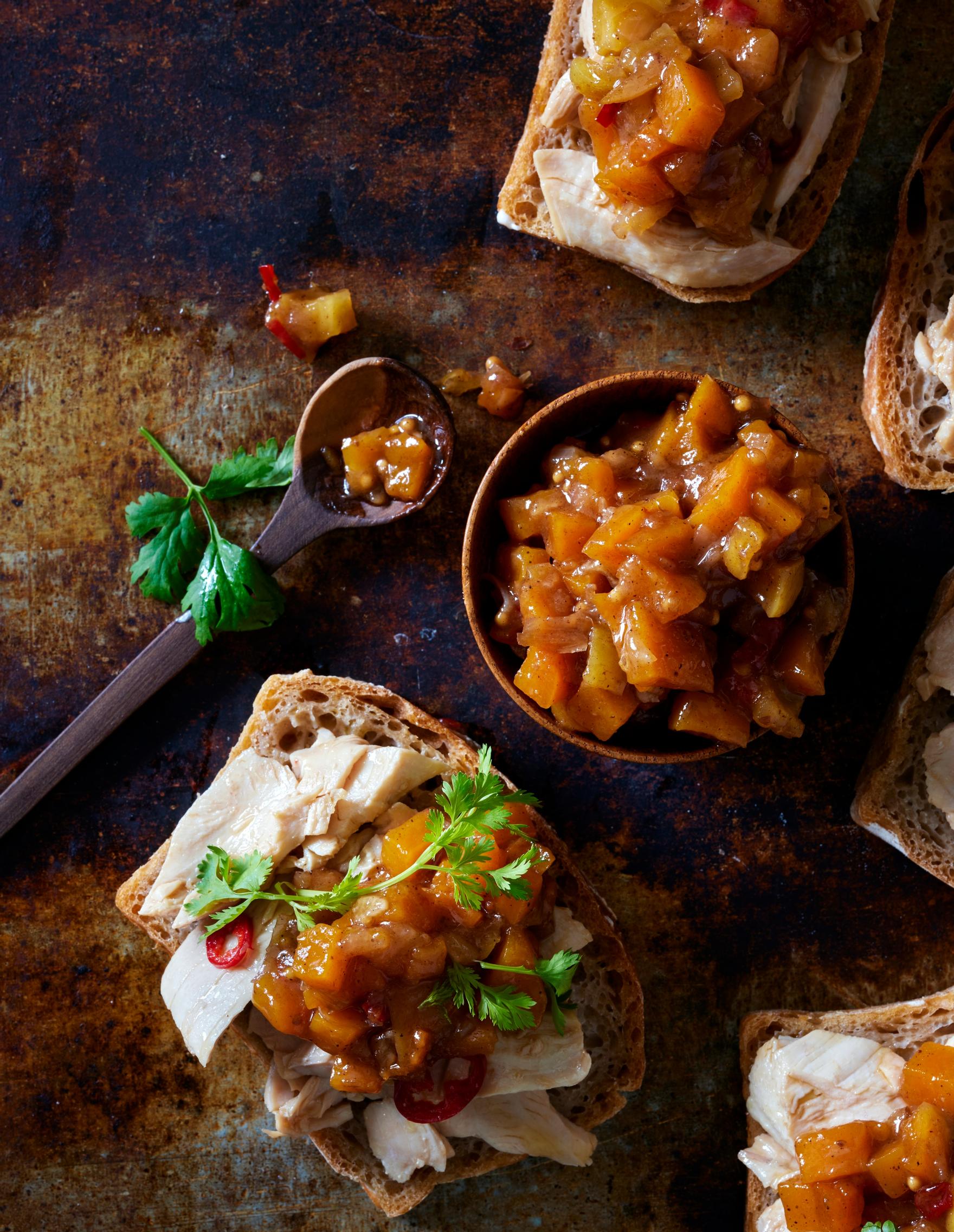 Kalkkunaleivät puutarjottimella, lisukkeena kurpitsachutney.