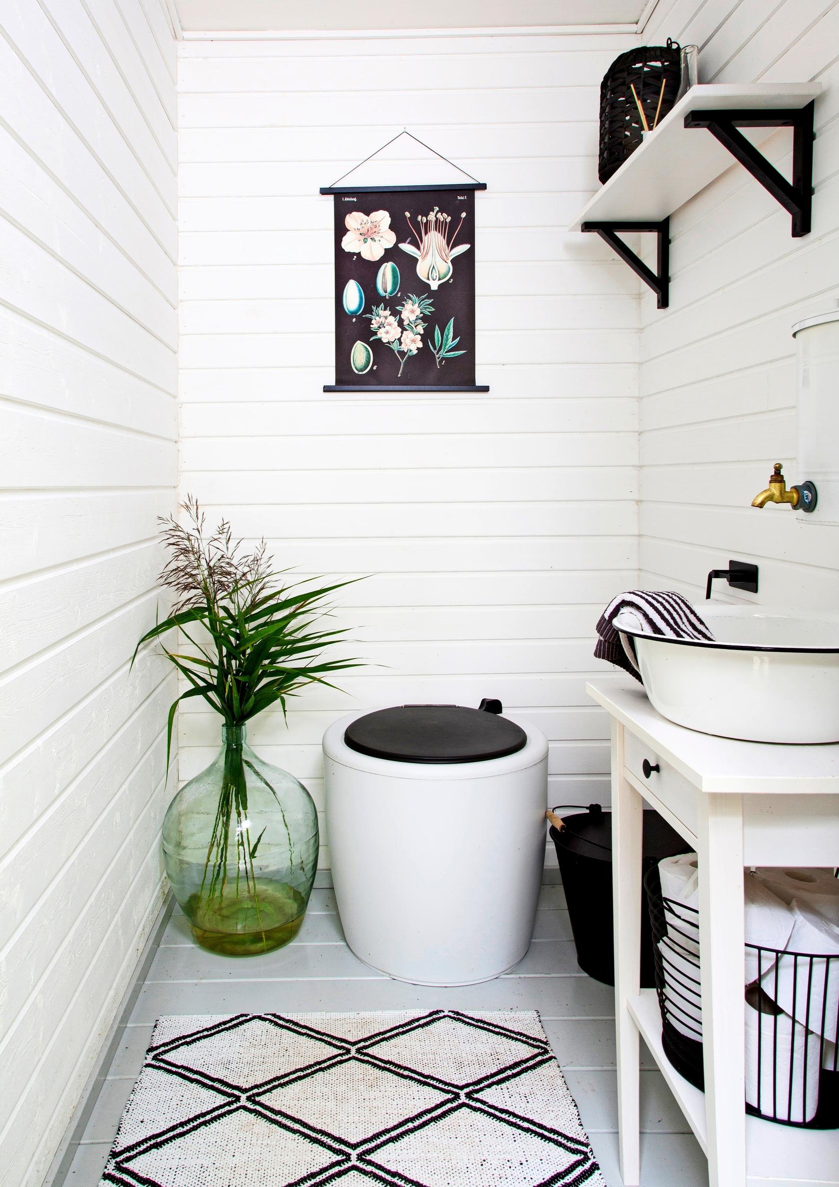 Mustavalkoinen huussi