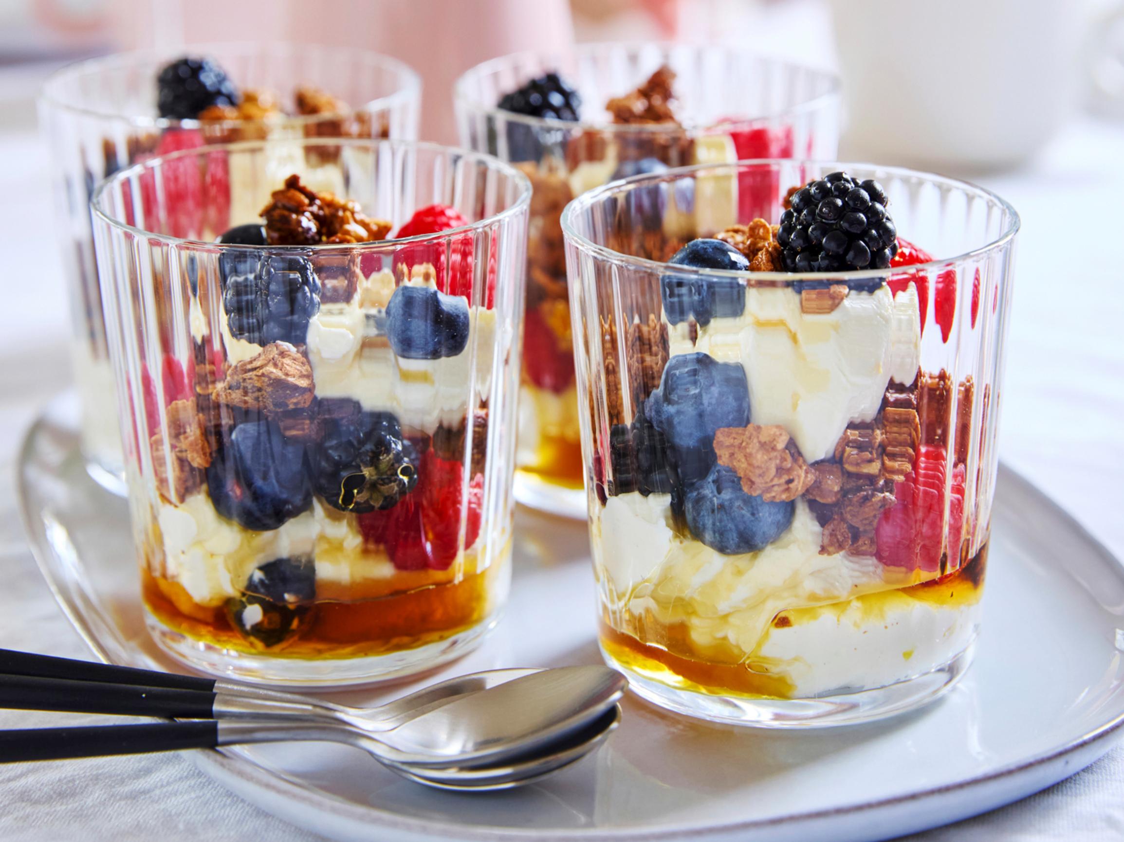 Aamiaistrifle on brunssin tai ylellisen aamiaisen näyttävä jälkkäri