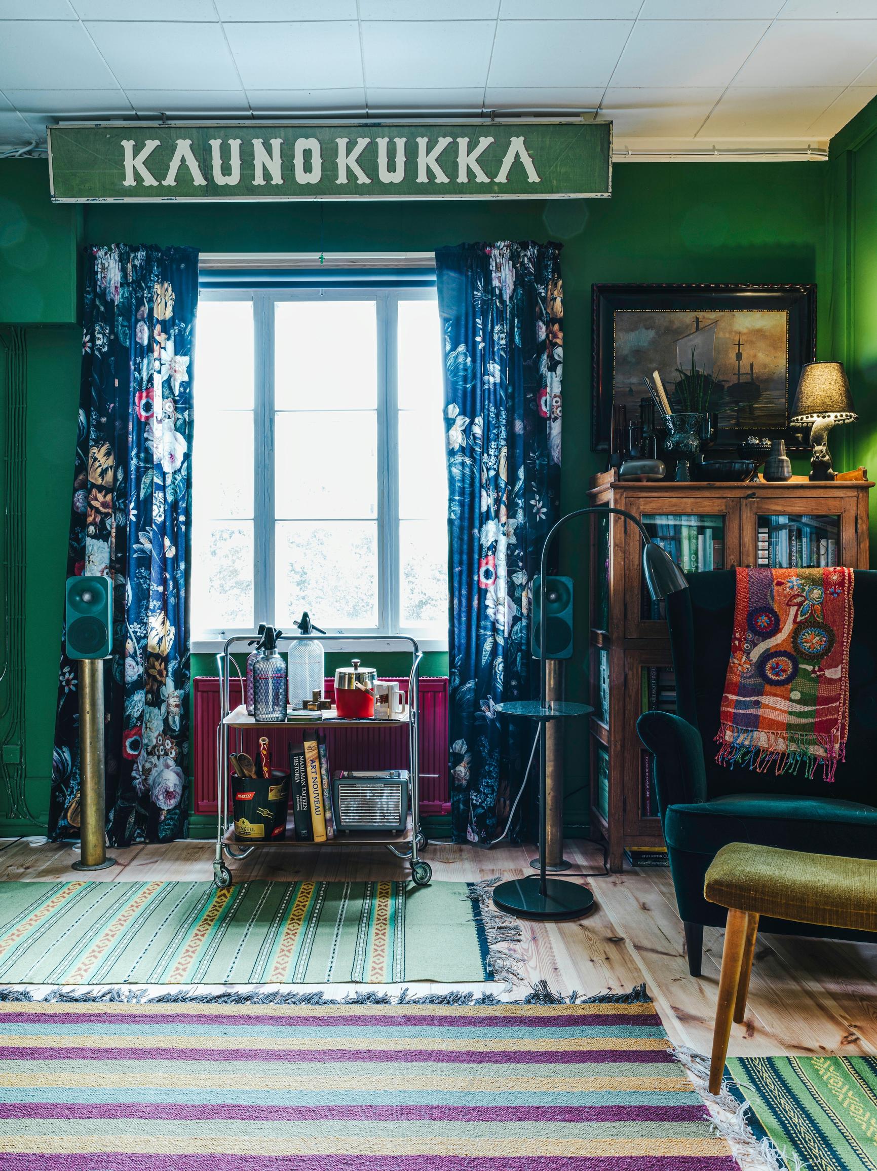 Minna ja Kari Järvisen mökin tv-nurkkaus.