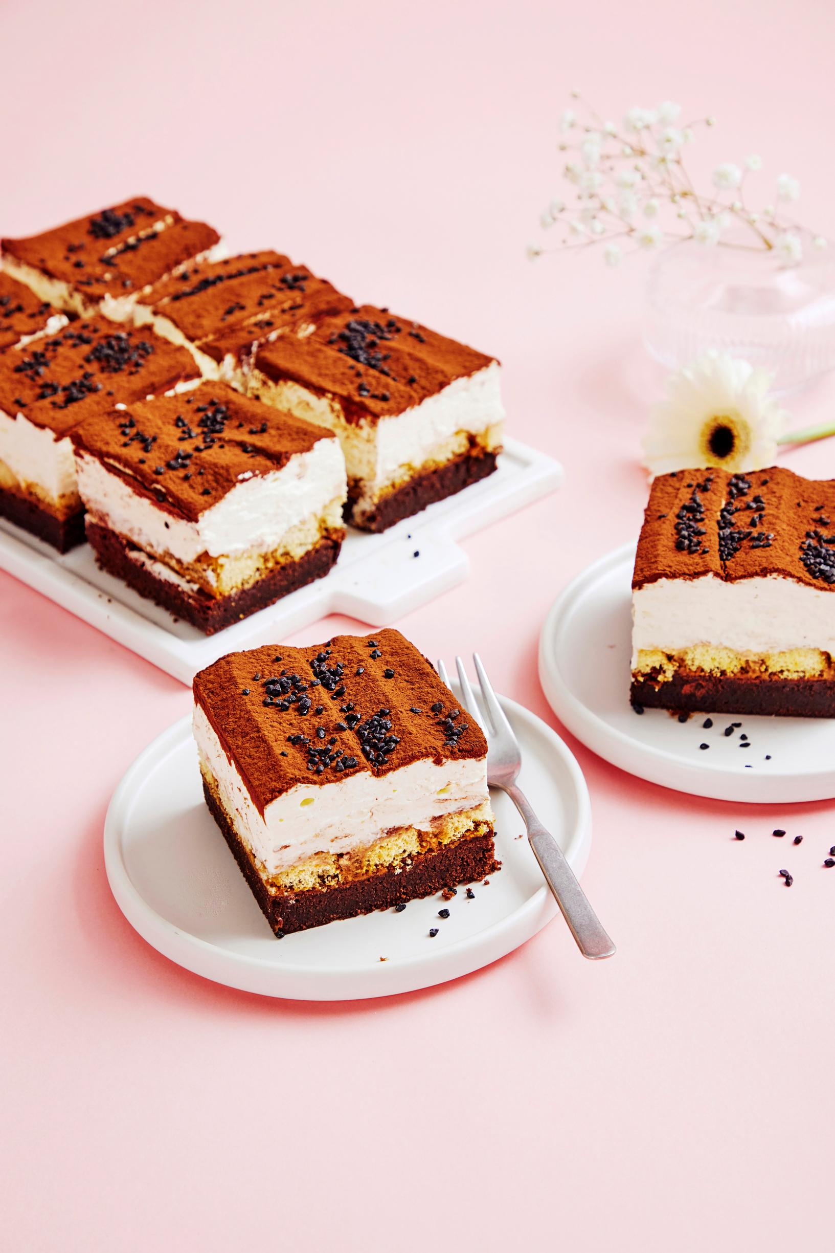 Mokkapalatiramisu paloina lautasilla