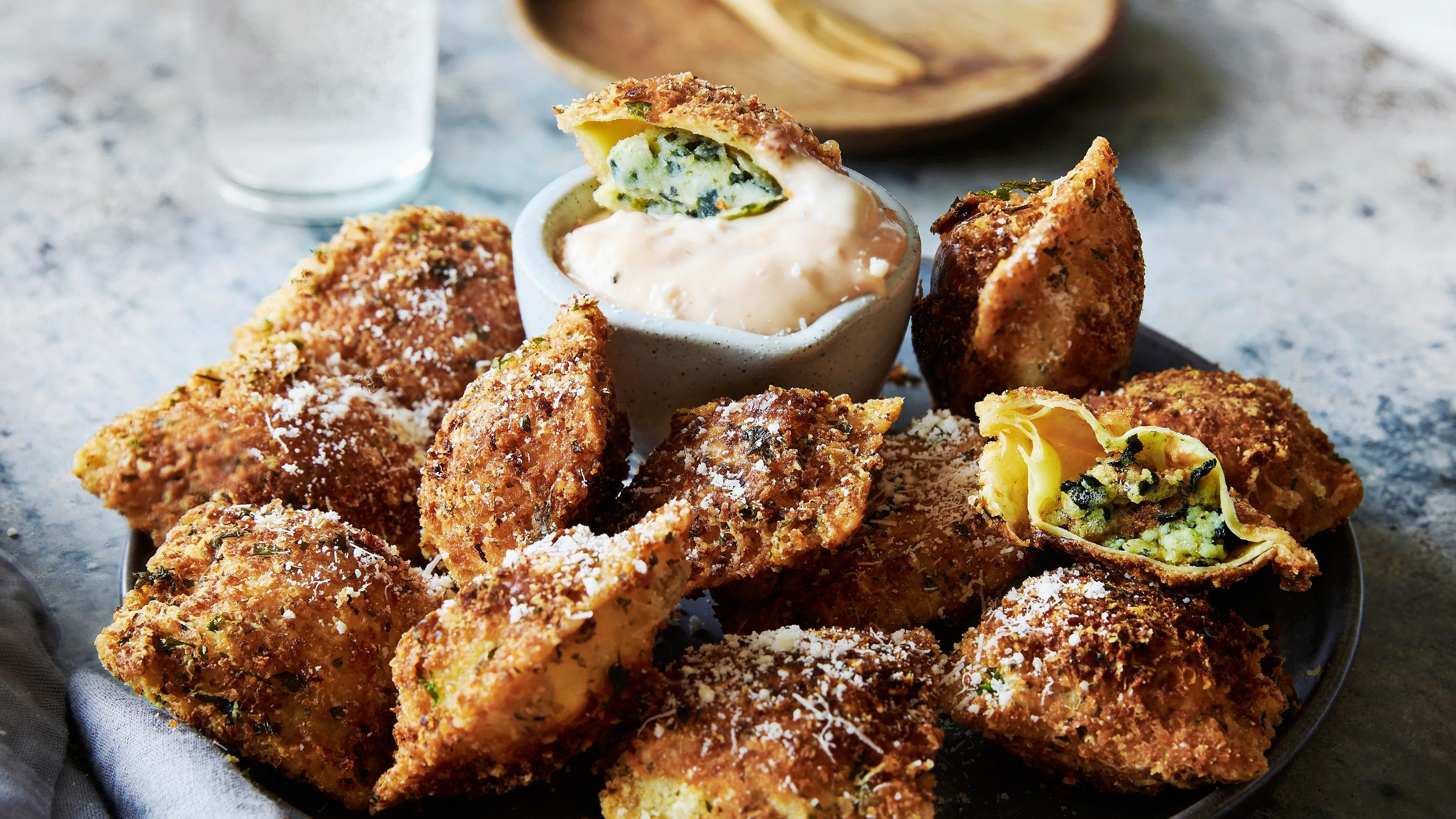 Rapeat raviolit – kaupan valmiit tuorepastanyytit tuplaleivitetään koukuttavan hyviksi