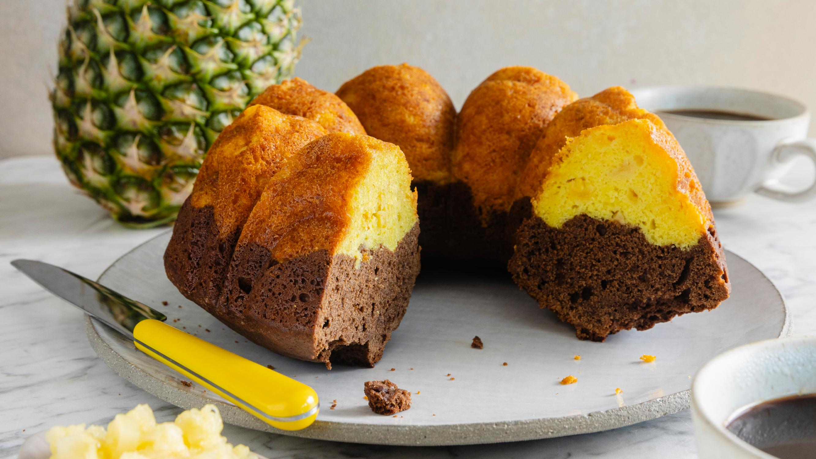 Ananas-suklaakakku − kahden maun kahvikakkuun uppoaa tölkki ananasmurskaa ja levy suklaata