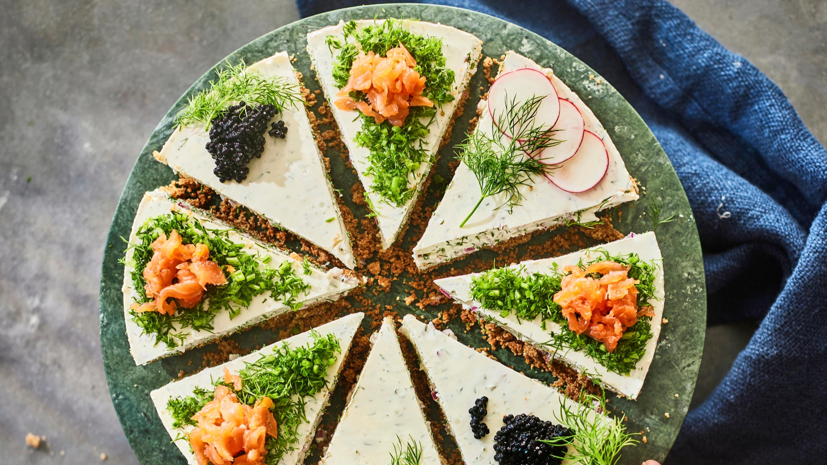 Tillikakku on vaivaton vaihtoehto voileipäkakulle – tuunaa koristeilla kala- tai vegeversioksi!