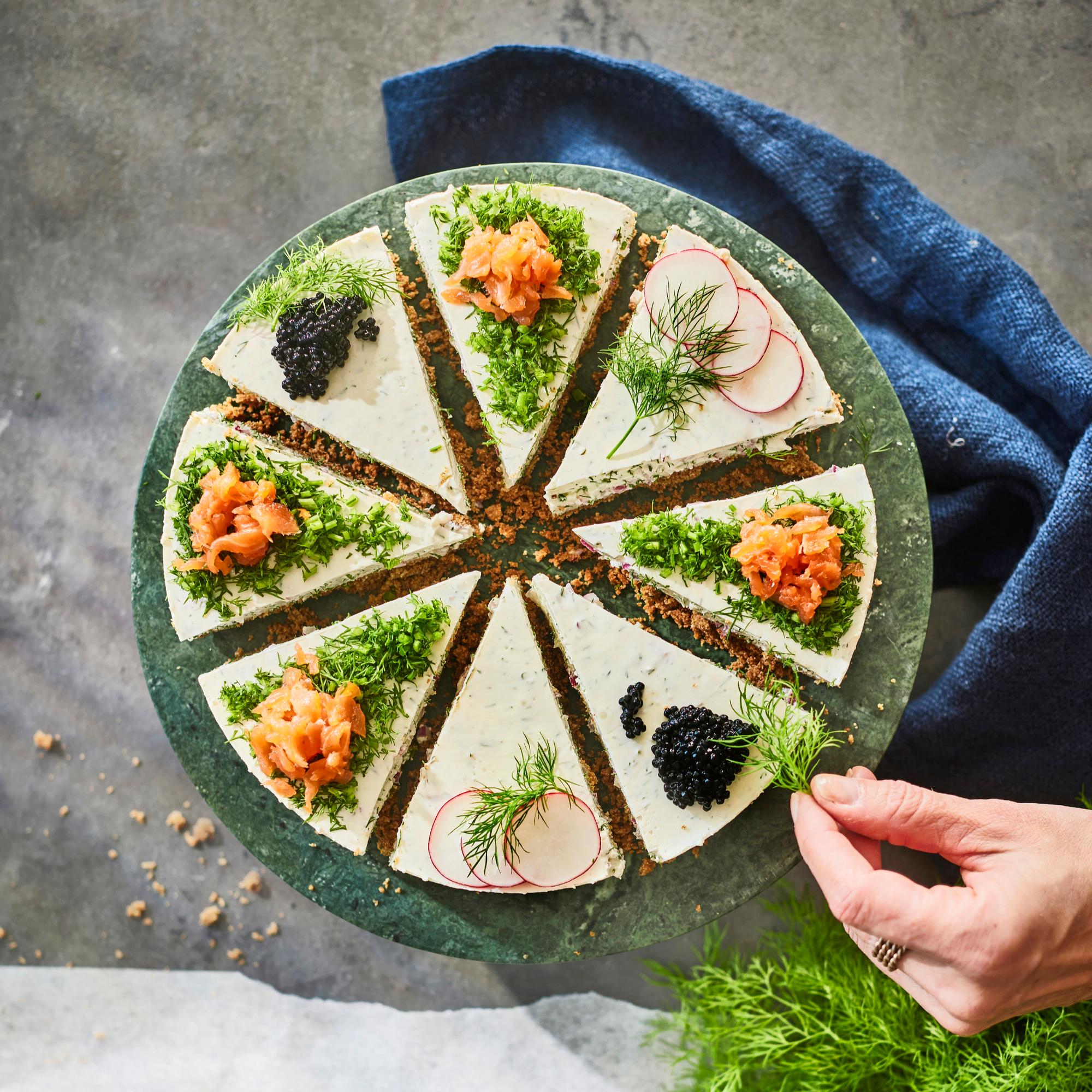Tillikakku on vaivaton vaihtoehto voileipäkakulle – tuunaa koristeilla kala- tai vegeversioksi!