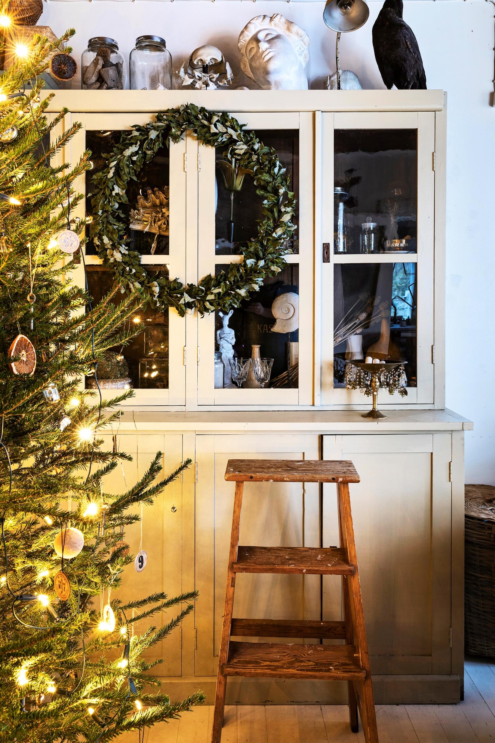 Vaalea kaappi ja joulukuuppi