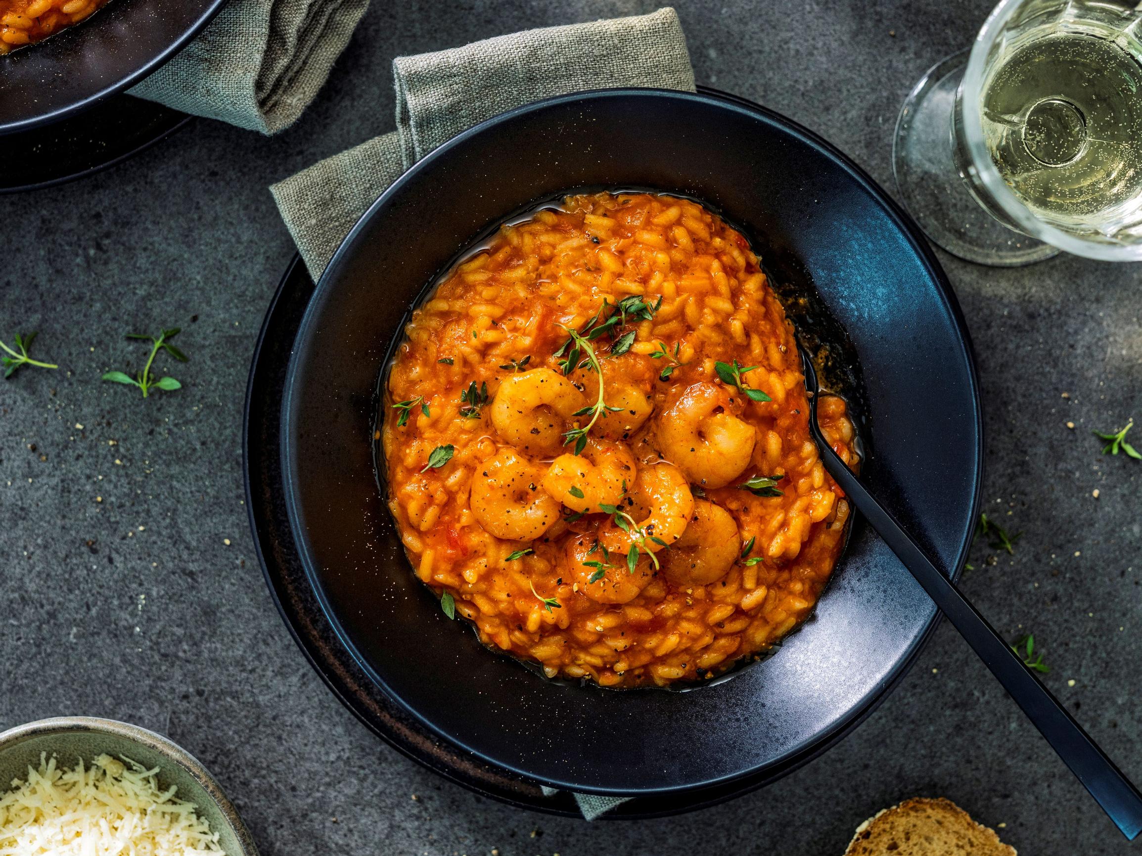 Katkarapu-tomaattirisotto − harissakatkaravut antavat ruokaan sopivasti potkua!