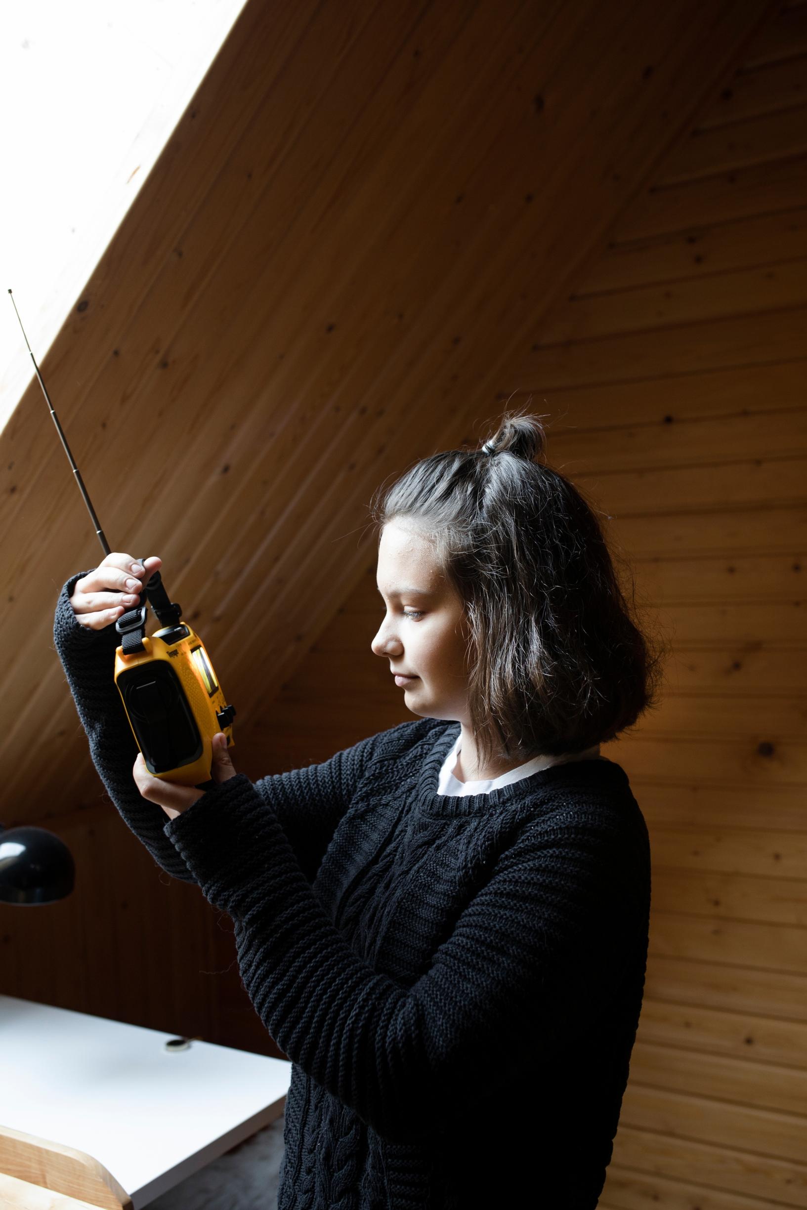tyttö pitää radiota