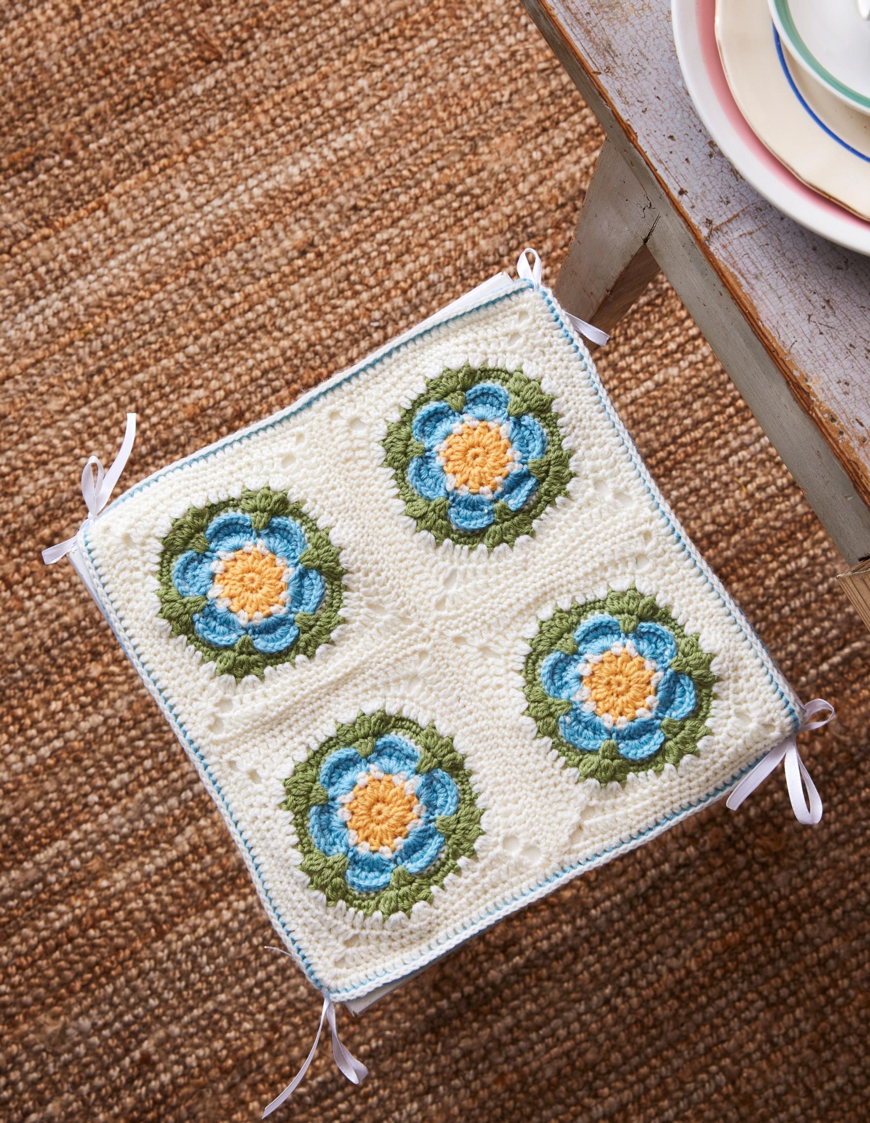 Isoäidinneliöistä virkattu jakkaran päällys