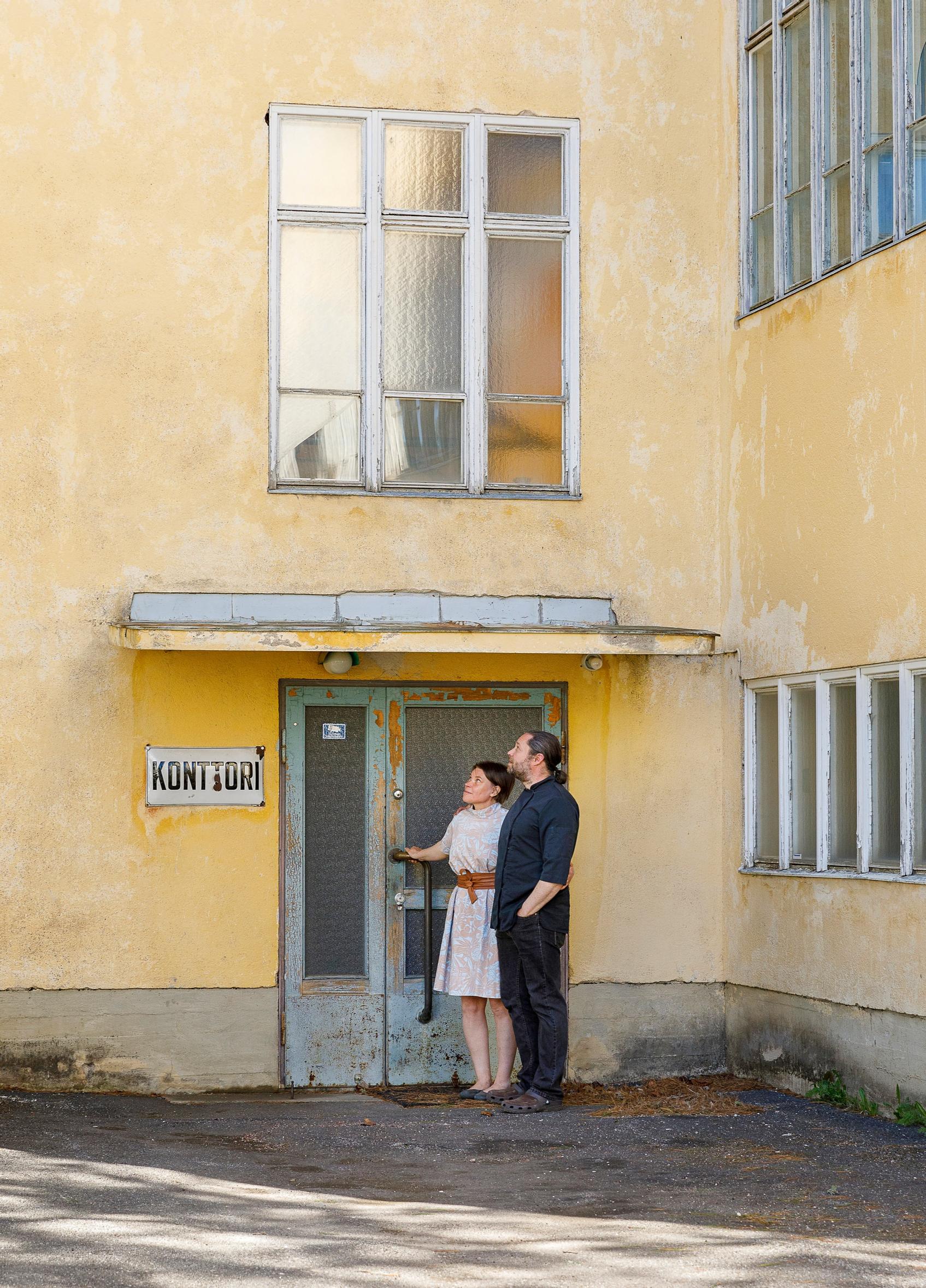 Päivi Hakkarainen ja Juha Ollila tehtaan konttorin ovella