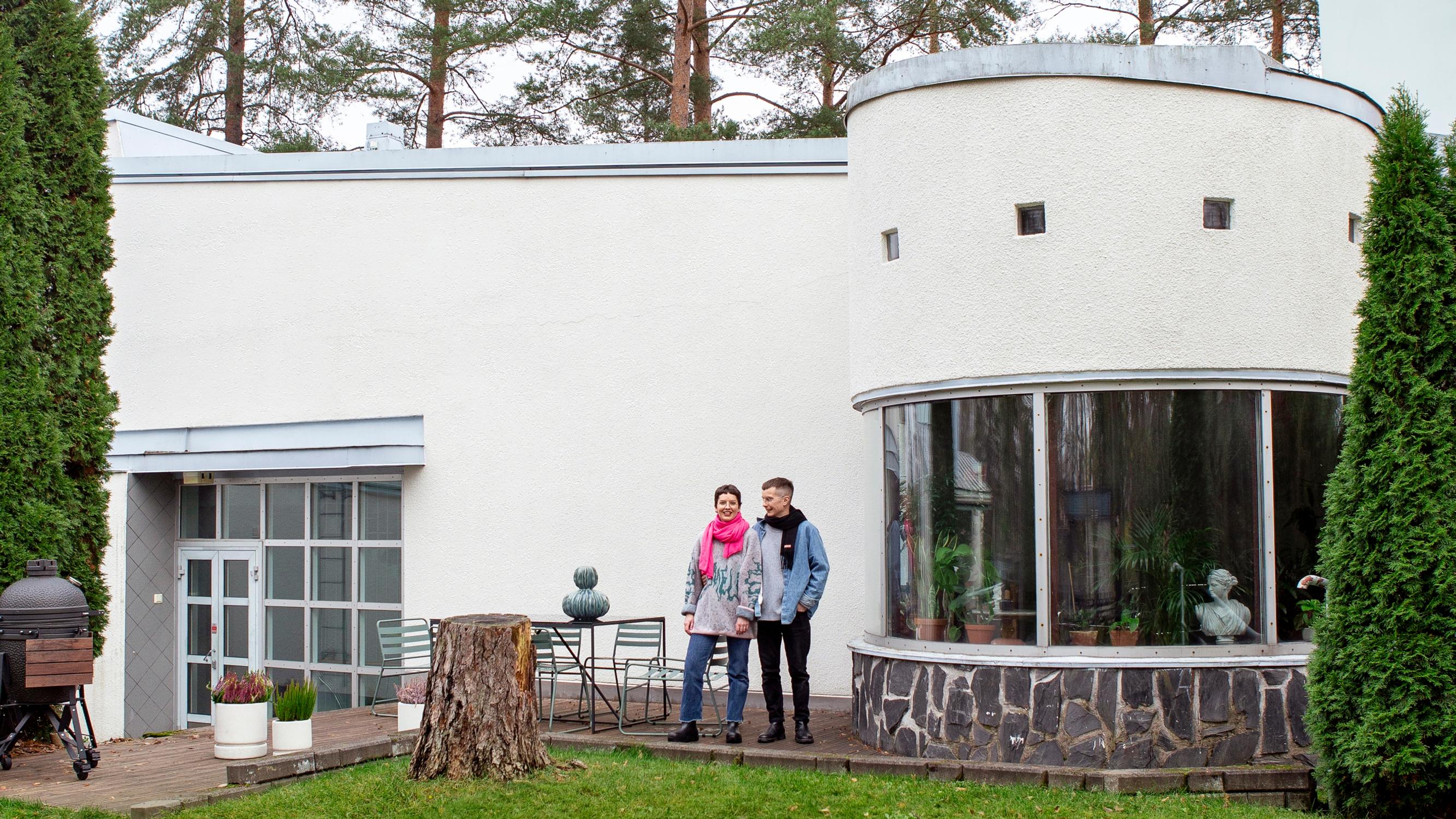 Jenni ja Tommi hullaantuivat 90-luvun espoolaistaloon, jossa kaikki on vinoa ja kaarevaa – galleriamainen korkeus sai haukkomaan henkeä
