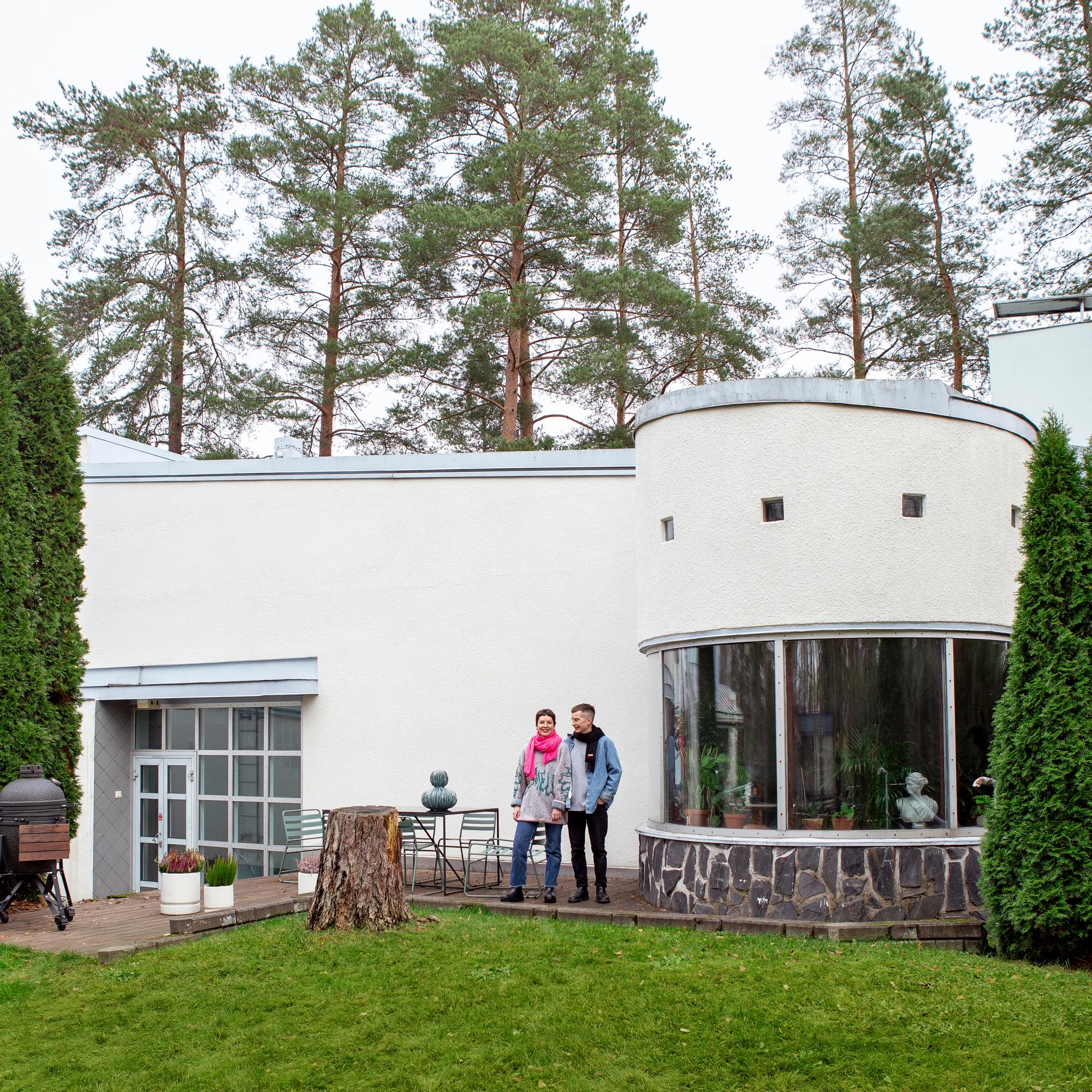 Jenni ja Tommi hullaantuivat 90-luvun espoolaistaloon, jossa kaikki on vinoa ja kaarevaa – galleriamainen korkeus sai haukkomaan henkeä