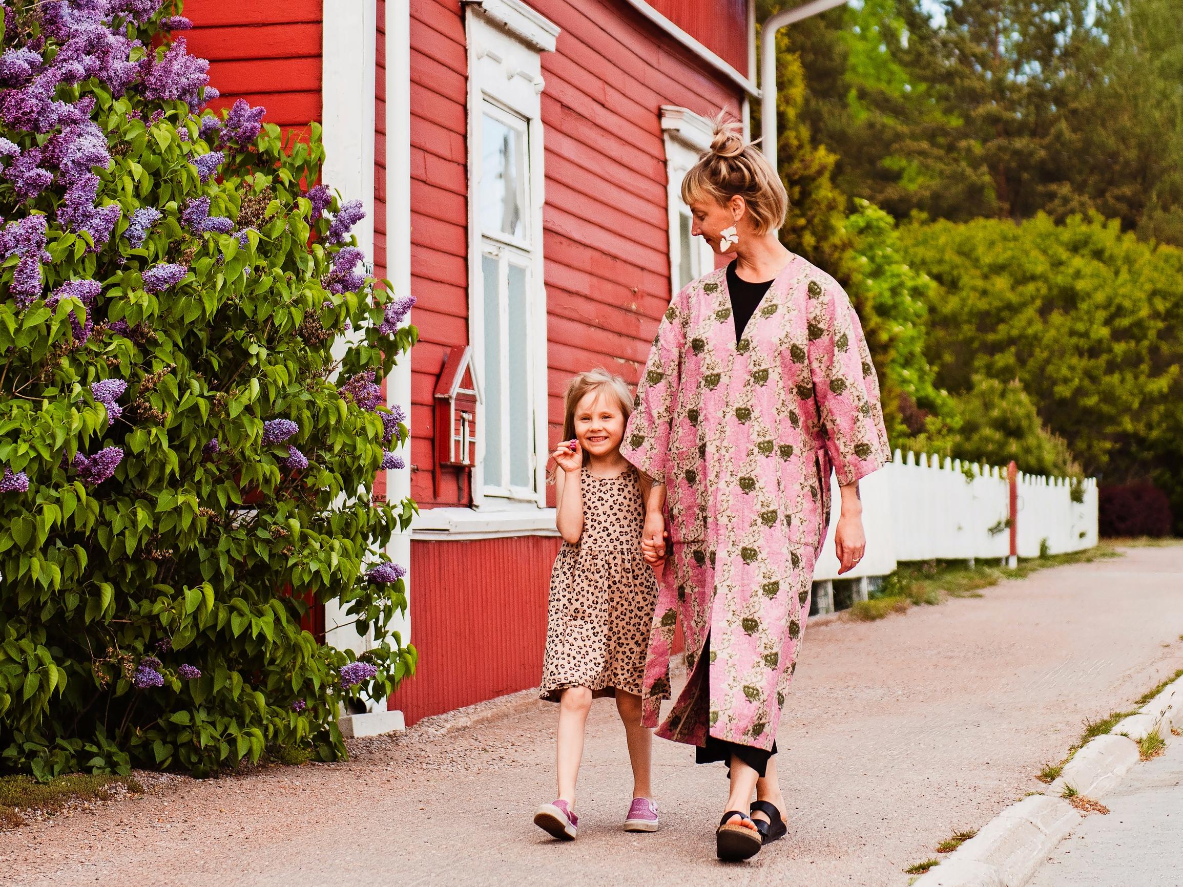 Kuvataideopettajan puutalokoti loistaa herkullisissa sävyissä: ”Värit ovat minusta maailman ihanin asia”