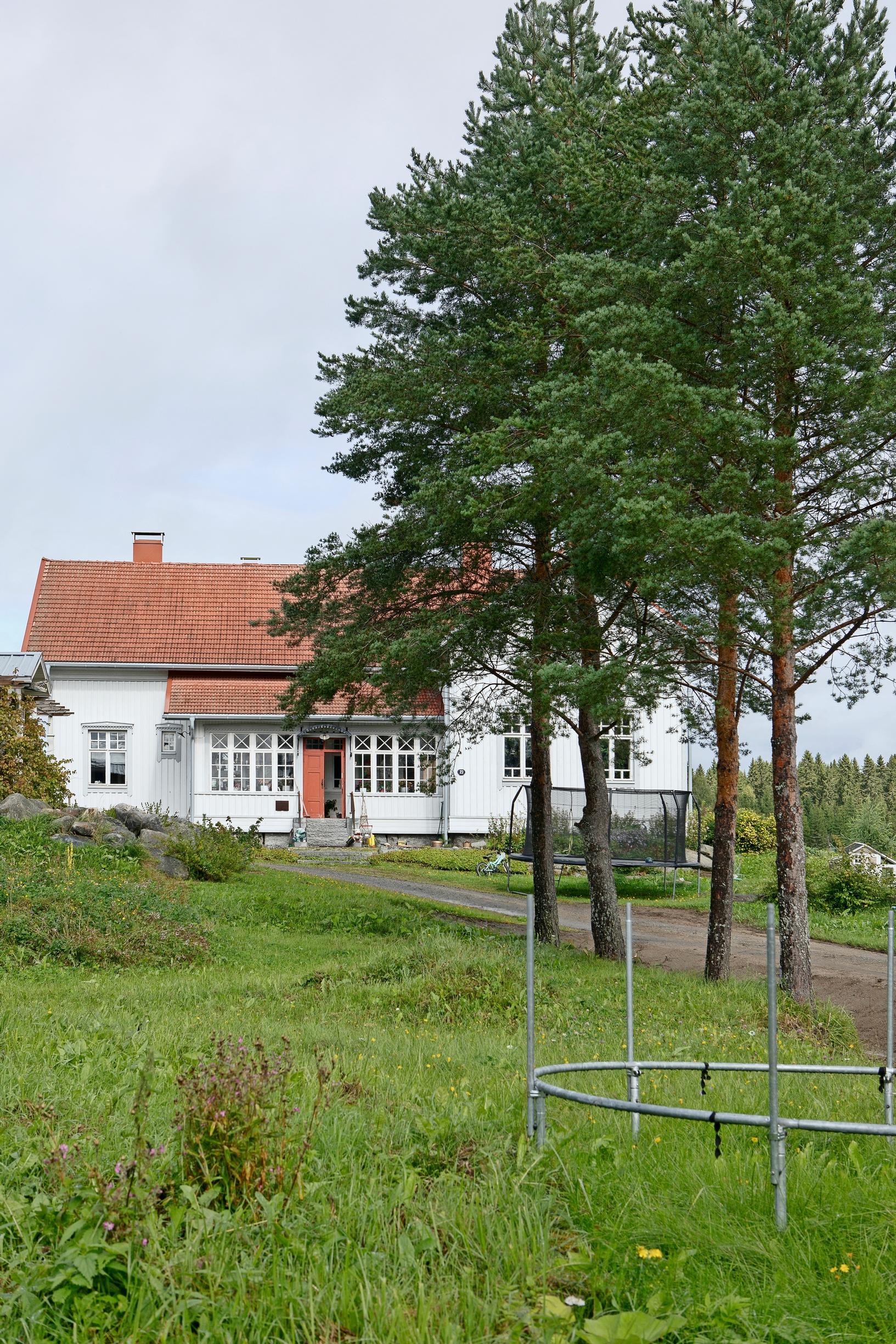 Vanha kyläkoulu maalaismaisemassa