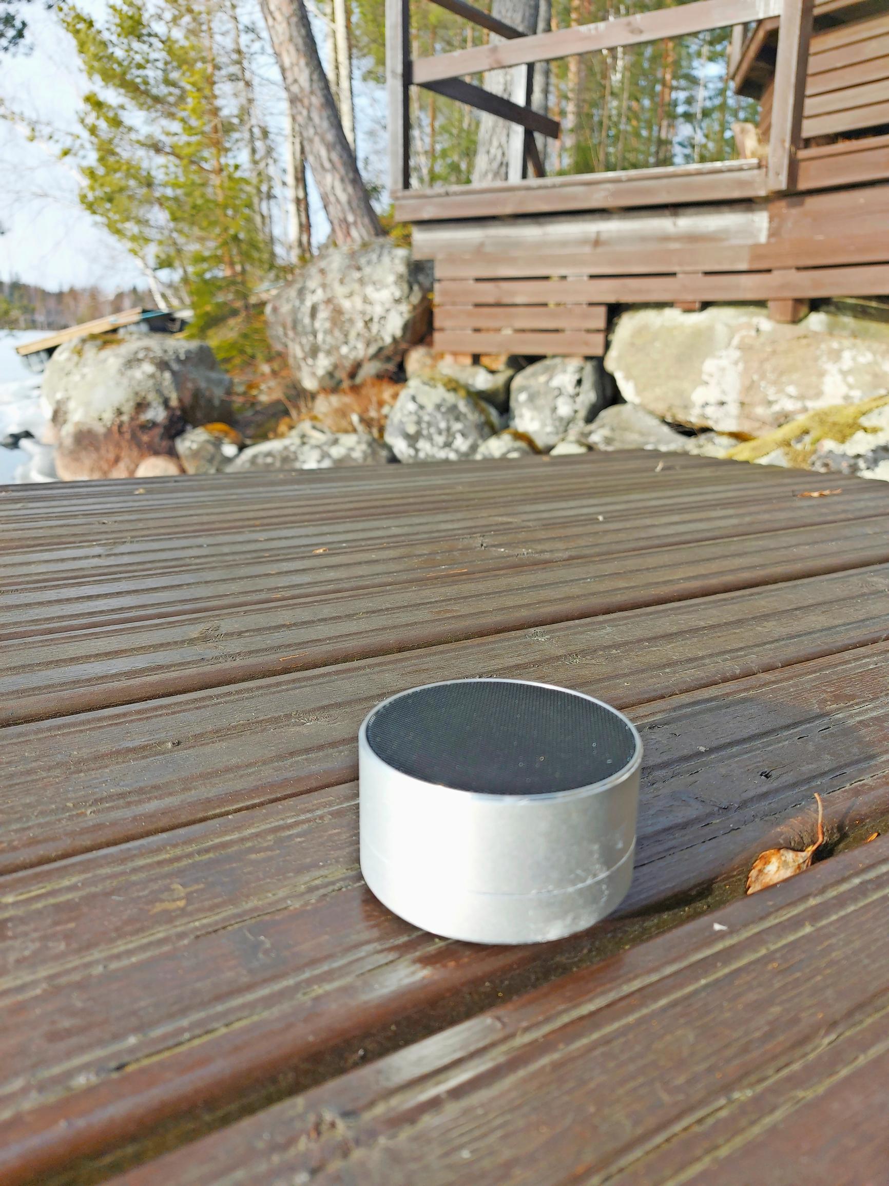 pieni pyöreä esine eli äänimajakka mökin edessä terassilla