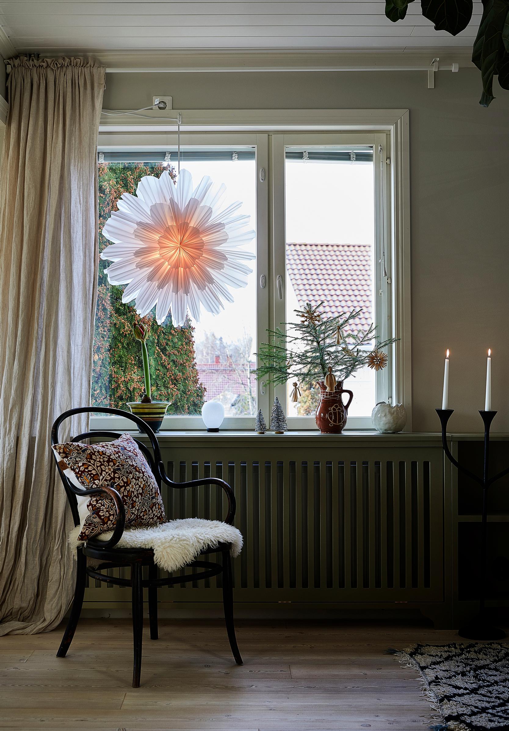 Watt & Veken paperinen joulukoriste ikkunassa