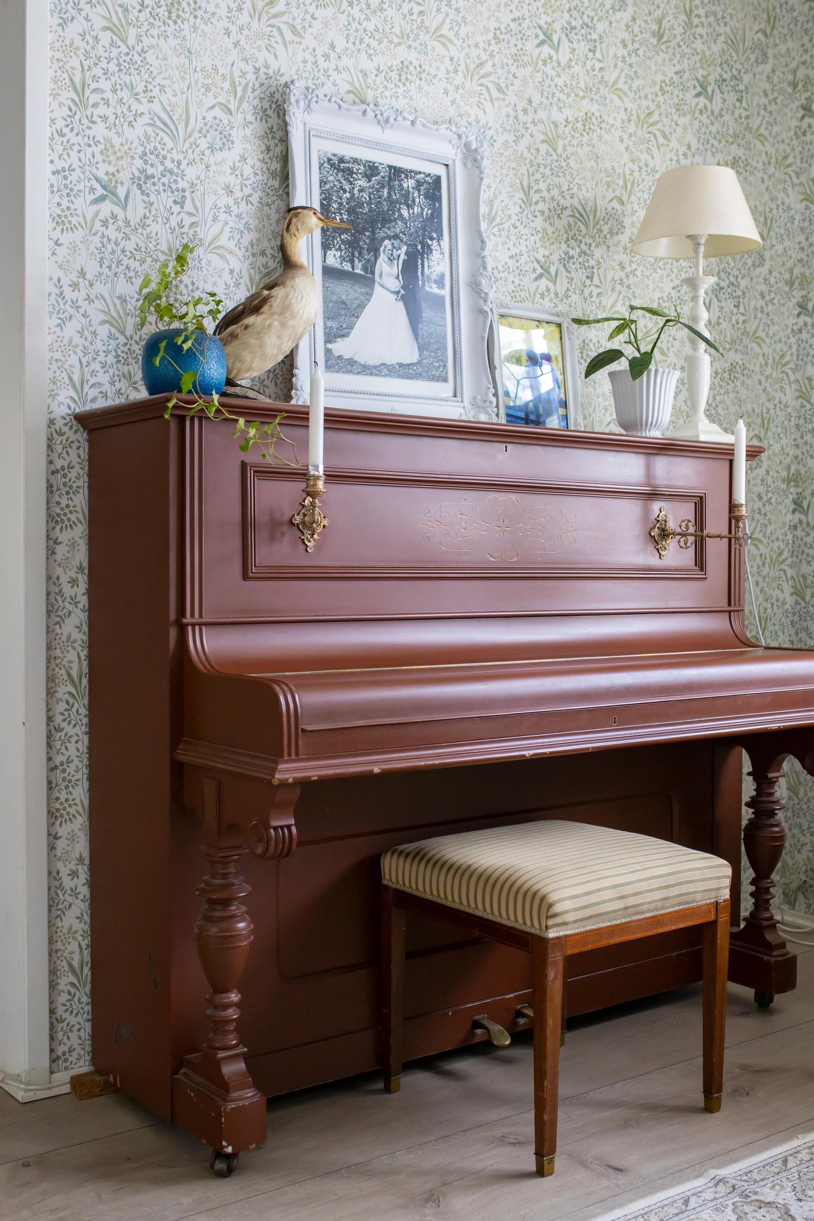 Vanha piano lampetteineen.
