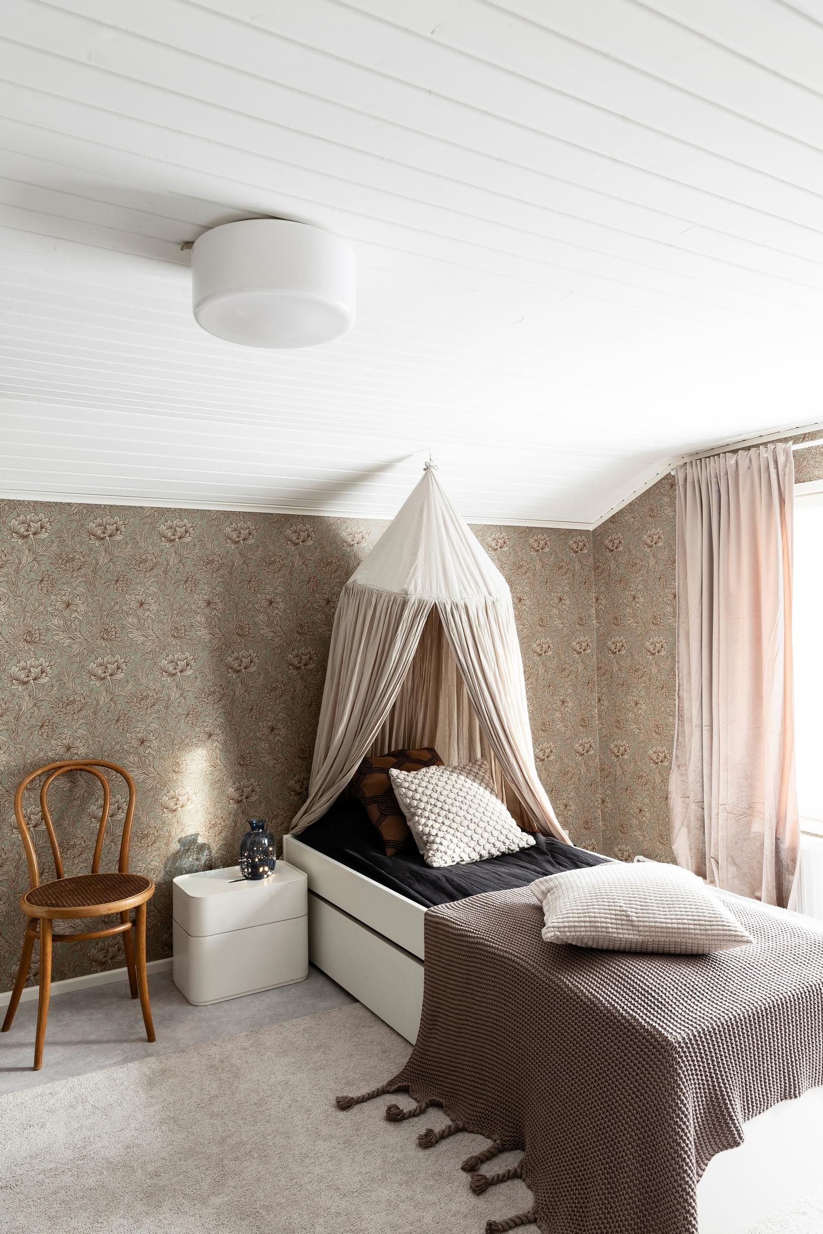 William Morrisin Chrysanthemum Toile -tapetti lastenhuoneessa