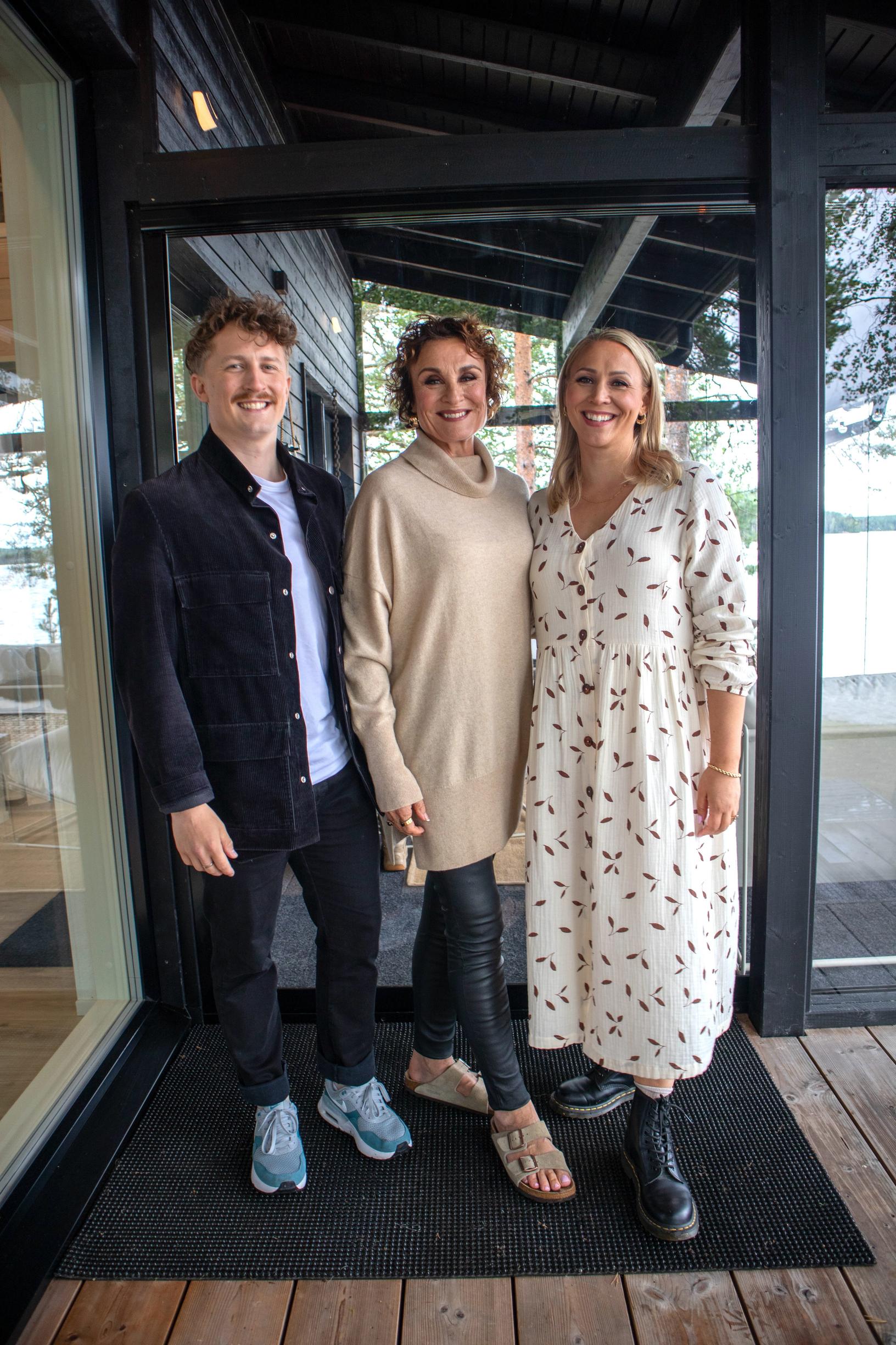 Suomen kaunein mökki 2024 -tuomarit Otto Heinonen, Hanna Sumari ja Kati Jukarainen