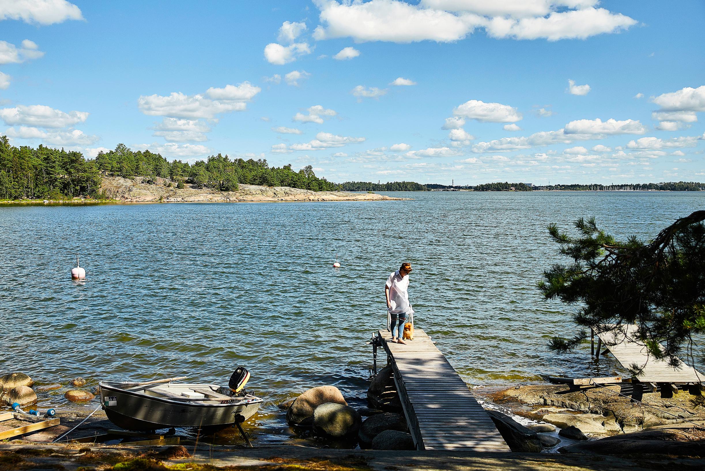 Mirka Saarinen mökkilaiturilla