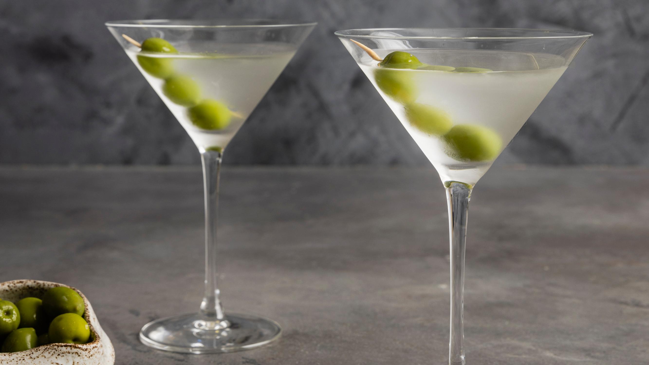Dry Martini – ginistä ja vermutista sekoitettu klassikkodrinkki on tyylikkään yksinkertainen