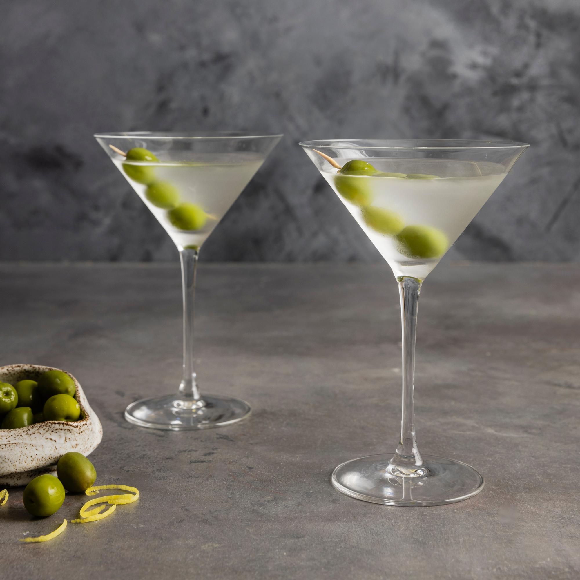 Dry Martini – ginistä ja vermutista sekoitettu klassikkodrinkki on tyylikkään yksinkertainen