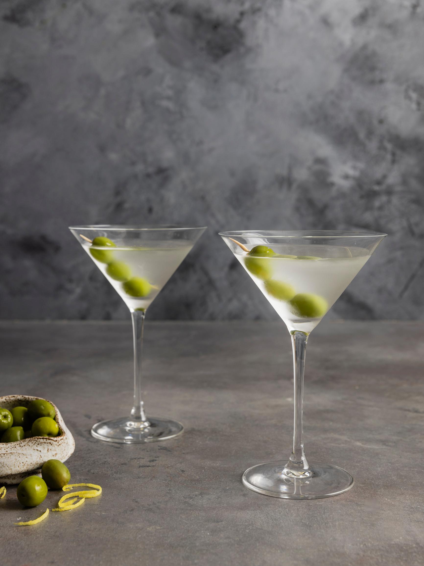 Dry Martini – ginistä ja vermutista sekoitettu klassikkodrinkki on tyylikkään yksinkertainen