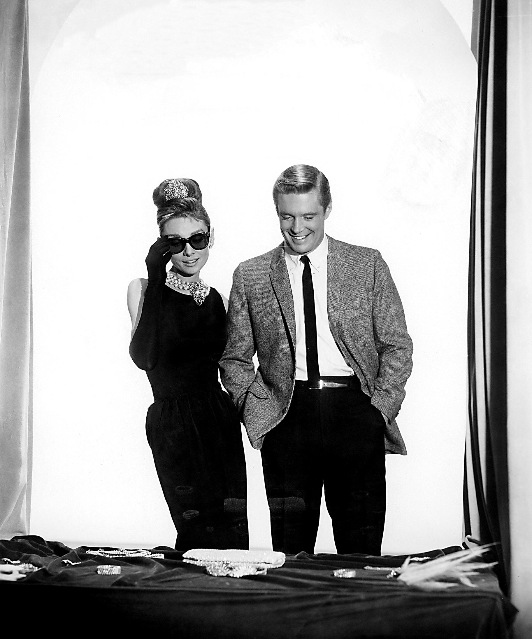 Audrey Hepburn Manhattan-aurinkolasit yllään