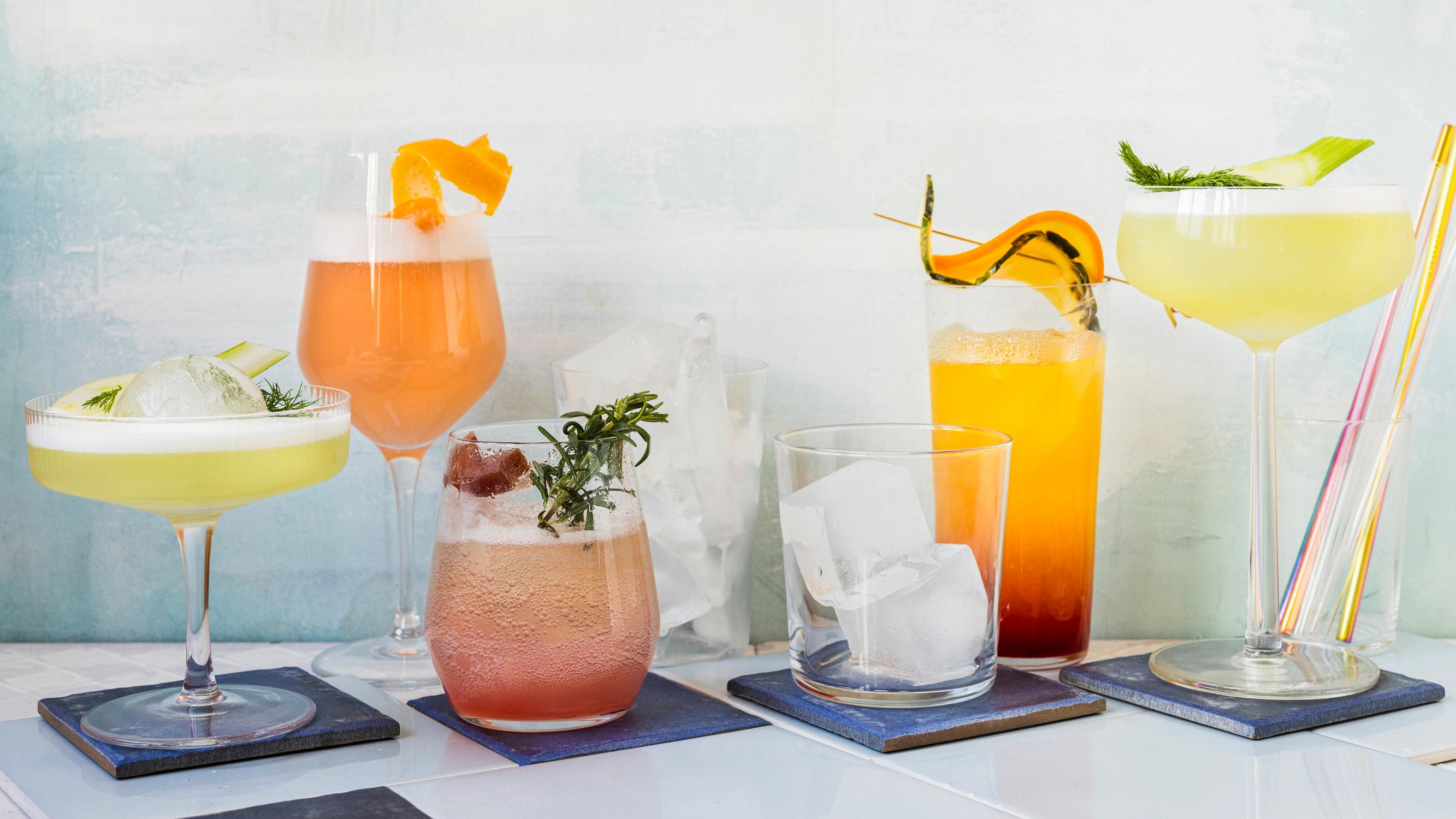 4 × keväinen drinkki – kolmen aineksen kuohuva juhlamalja ja muut sesongin raikkaimmat juomat!