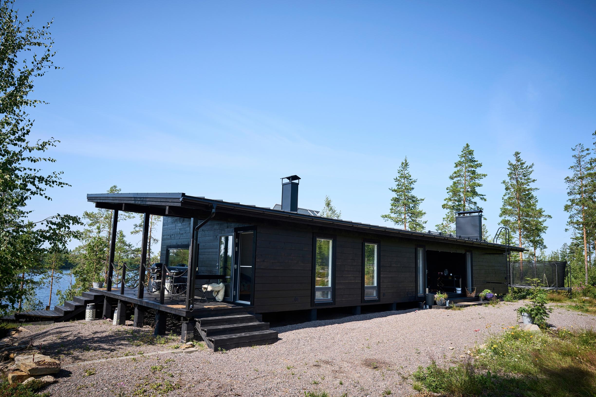 Pitkänomainen moderni musta mökki