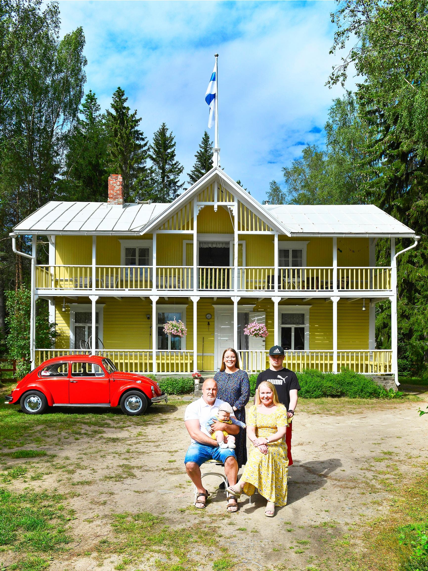 1800-luvun puuhuvila on kolmen sukupolven paratiisi – keltainen Villa Linnea hurmaa historiallisilla yksityiskohdillaan