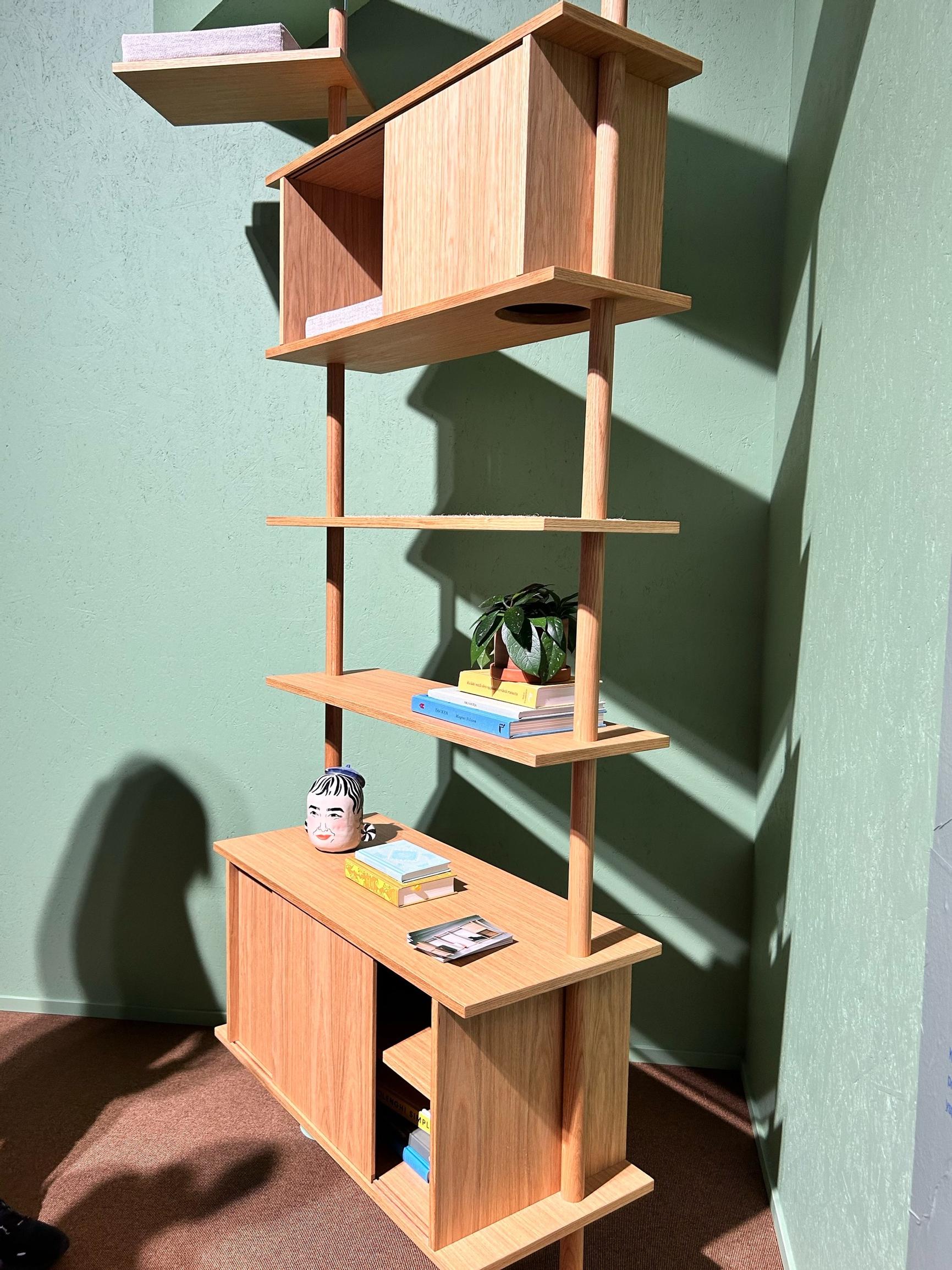 Kissojen kiipeilyteline, jossa on tilaa myös kirjoille ja muille tavaroille.