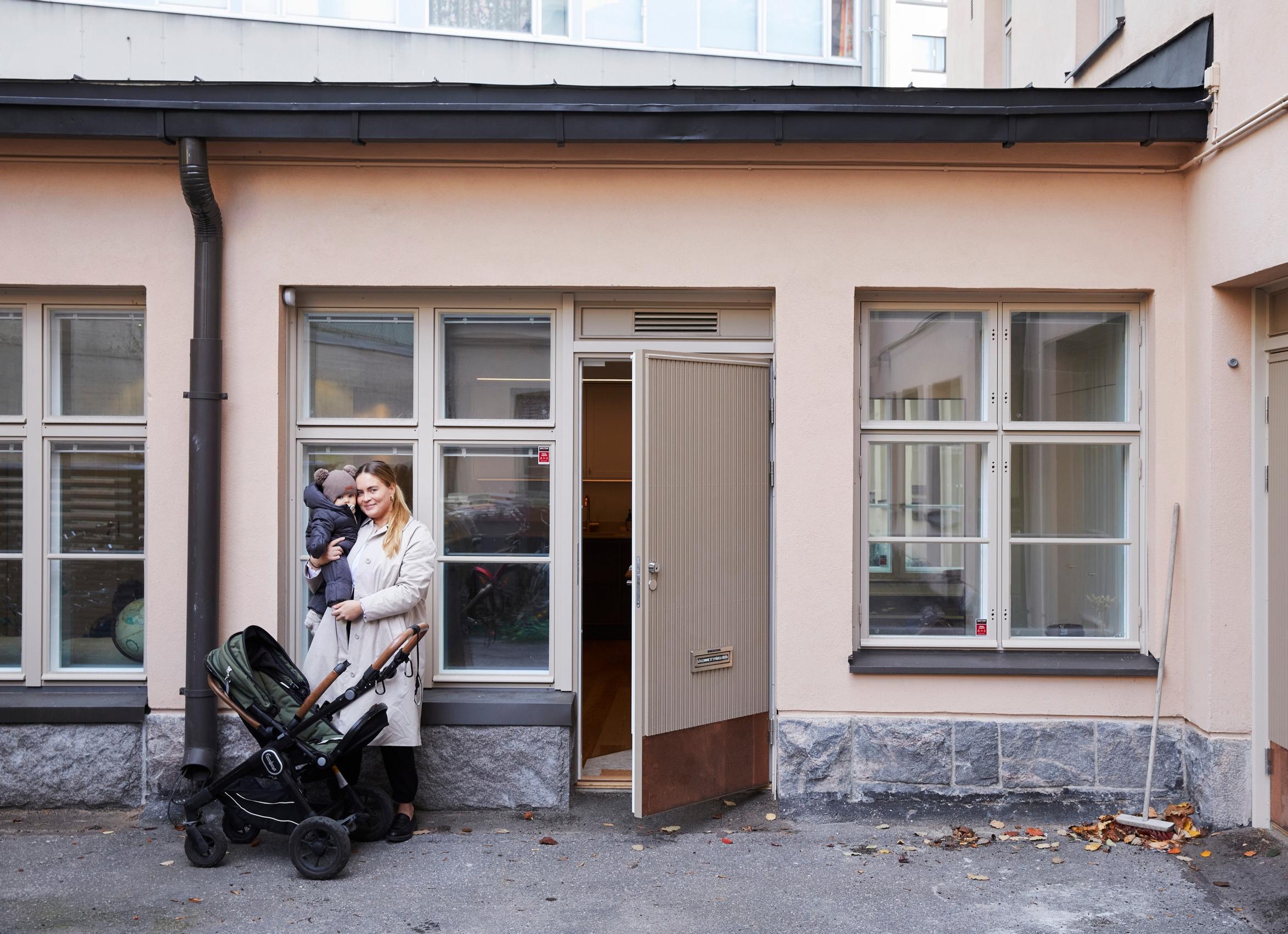 Autotalliin rakennettu koti ulkoa päin
