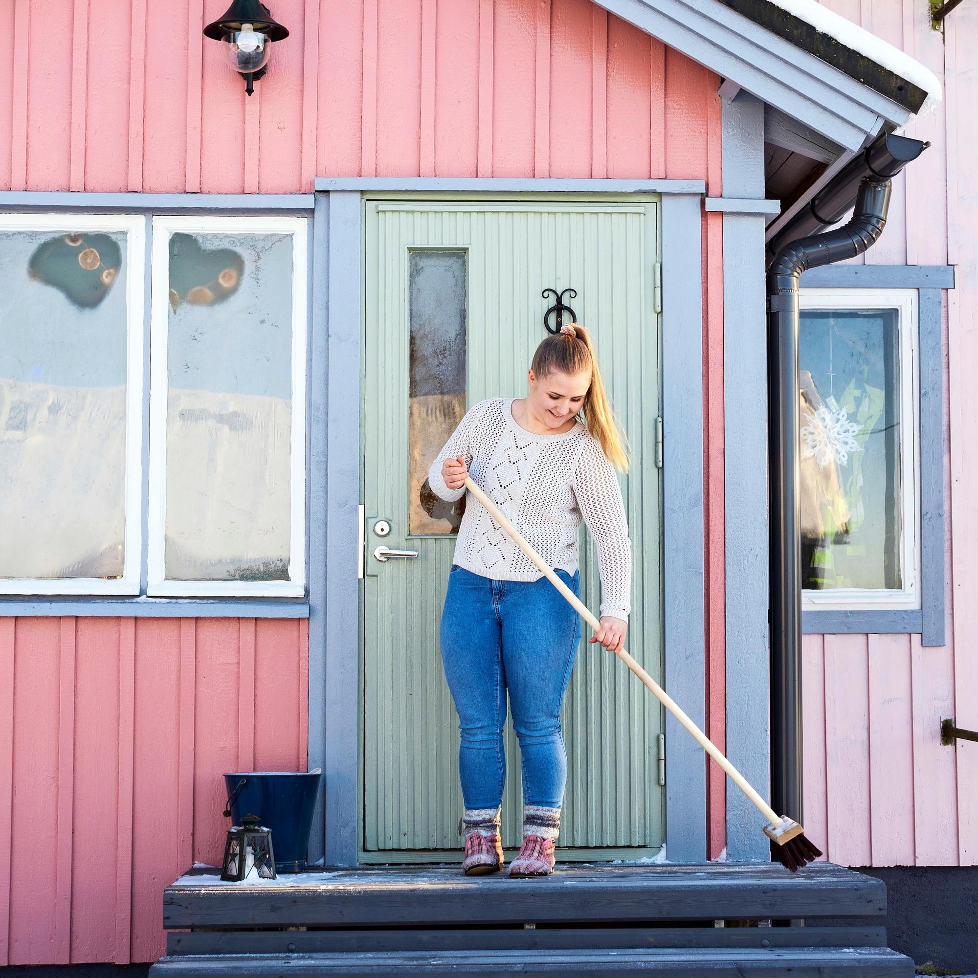 Nenna, 22, remontoi ränsistyneestä rintamamiestalosta ensimmäisen oman kotinsa: ”Työtä riittää vielä vuosikymmeniksi”