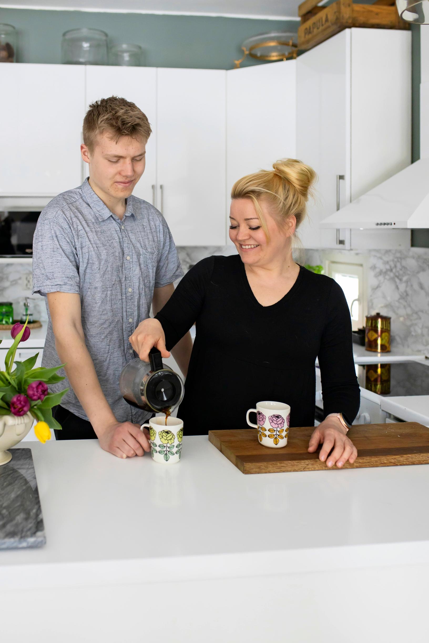 Anu ja hänen poikansa kahvilla.