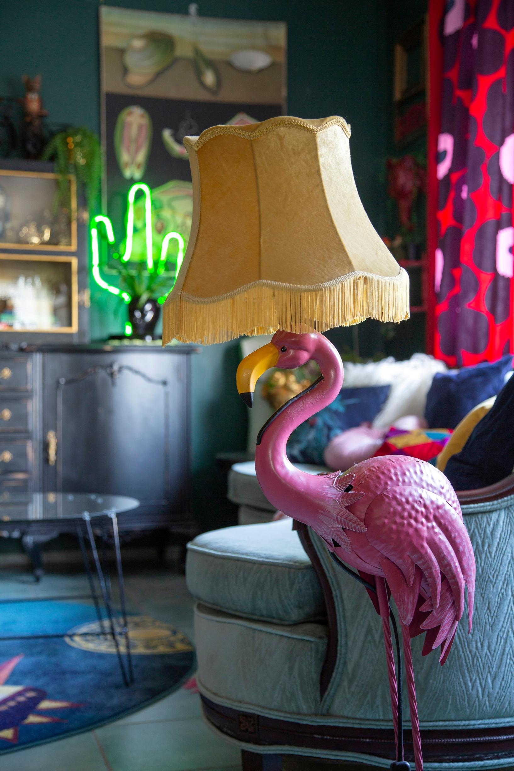 Puutarhakoristeena toimineesta flamingosta tehty valaisin