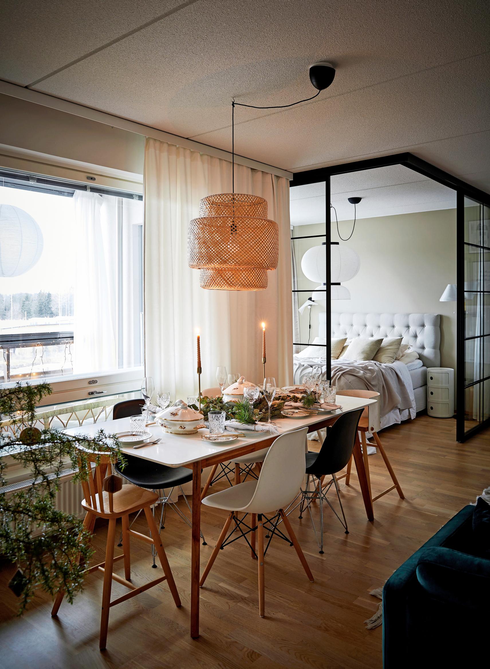 Kauniisti katettu joulupöytä