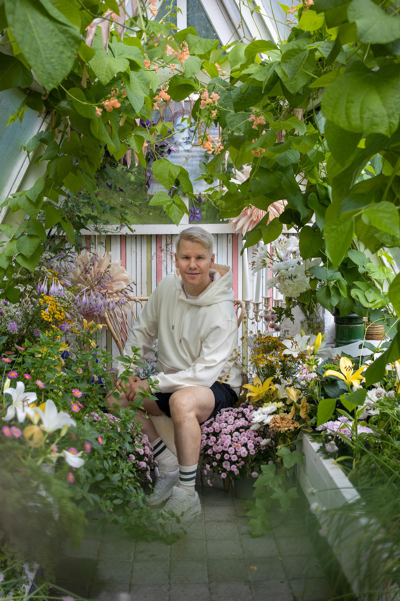 Jari kasvihuoneessaan